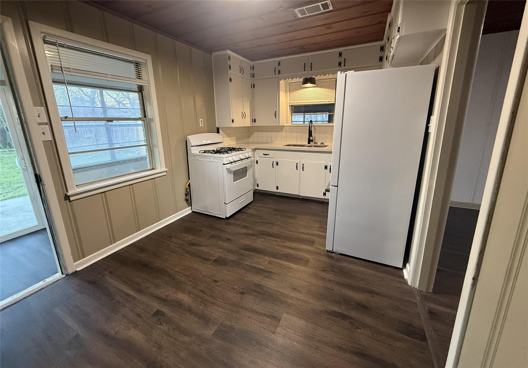 107 Elm Ave, Rockdale, TX 76567