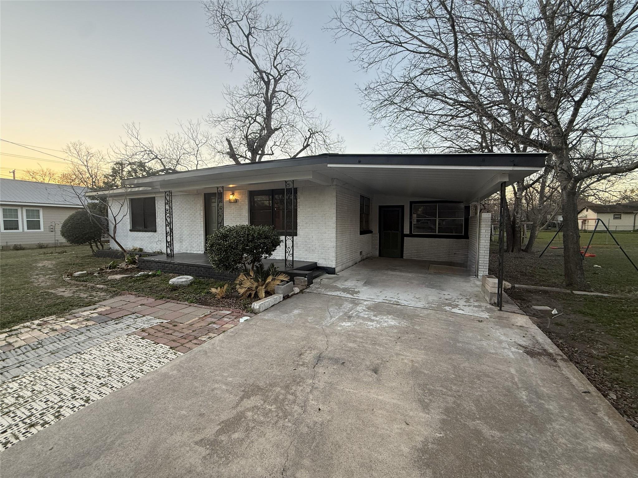 107 Elm Ave, Rockdale, TX 76567