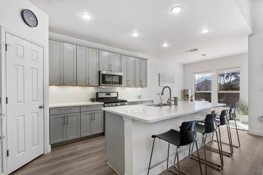 909 Zacarias Dr, Leander, TX 78641