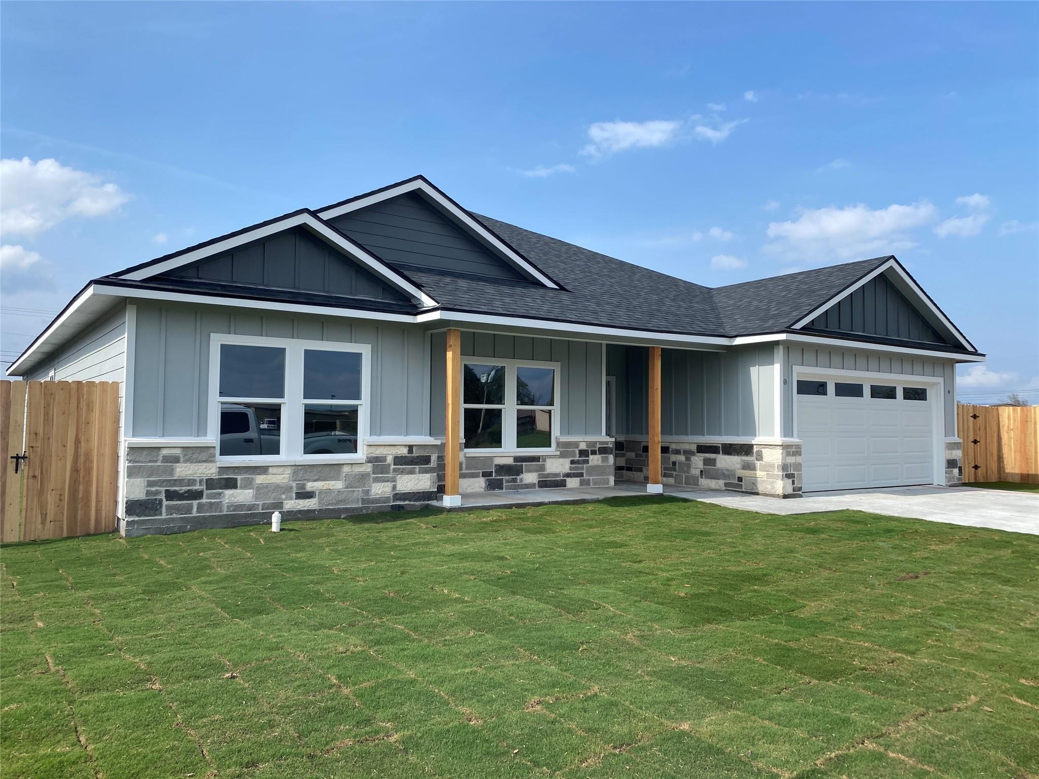 605 Cactus St, Giddings, TX 78942