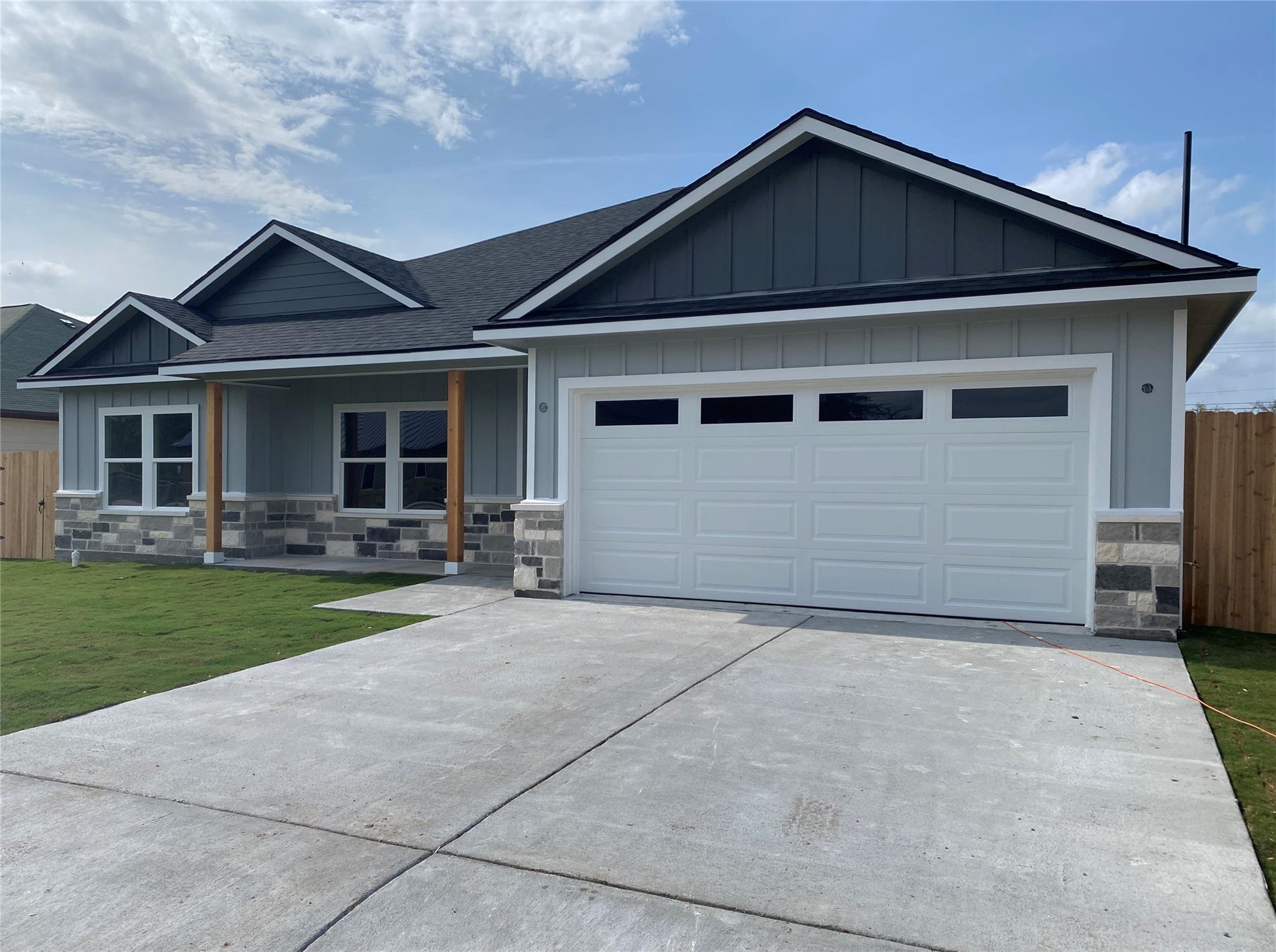 605 Cactus St, Giddings, TX 78942