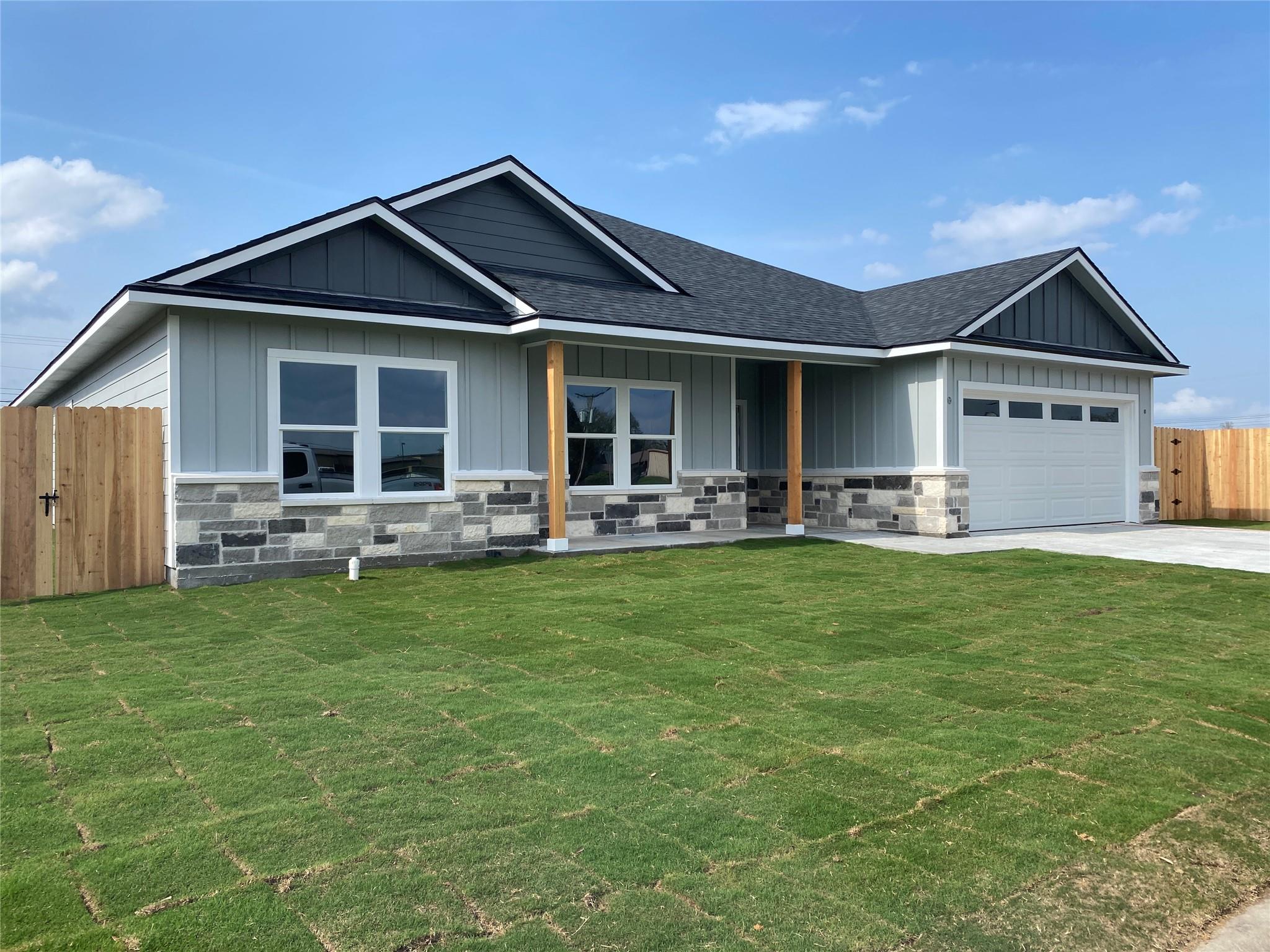 605 Cactus St, Giddings, TX 78942