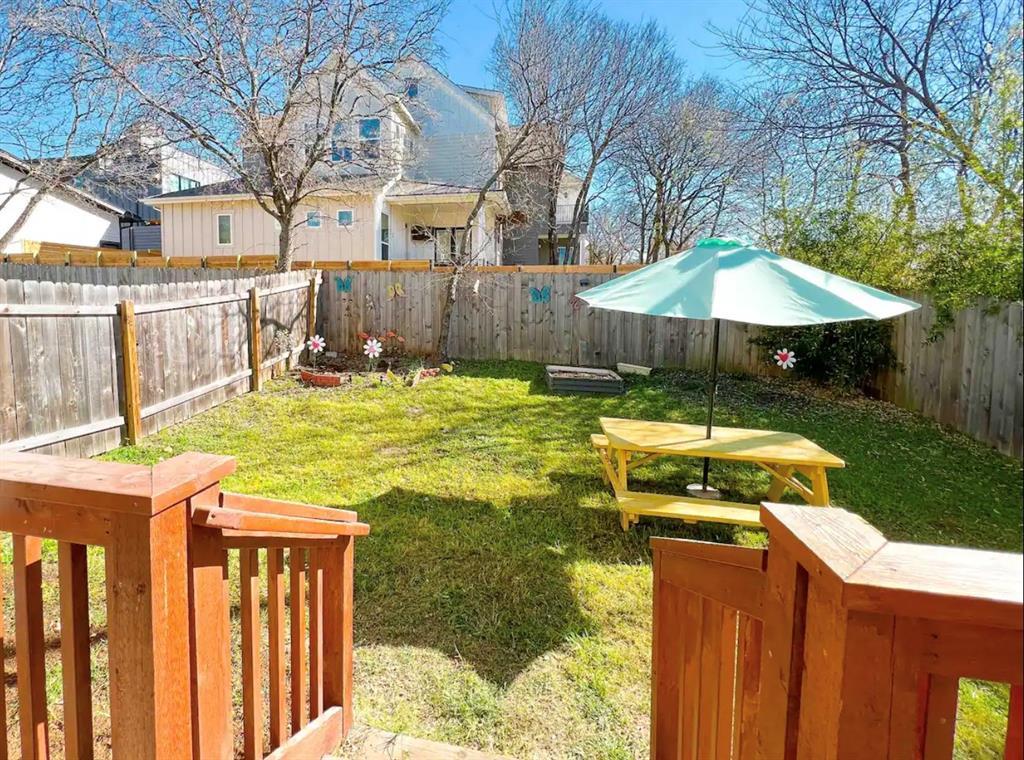 807 E 16th St # B, Austin, TX 78702