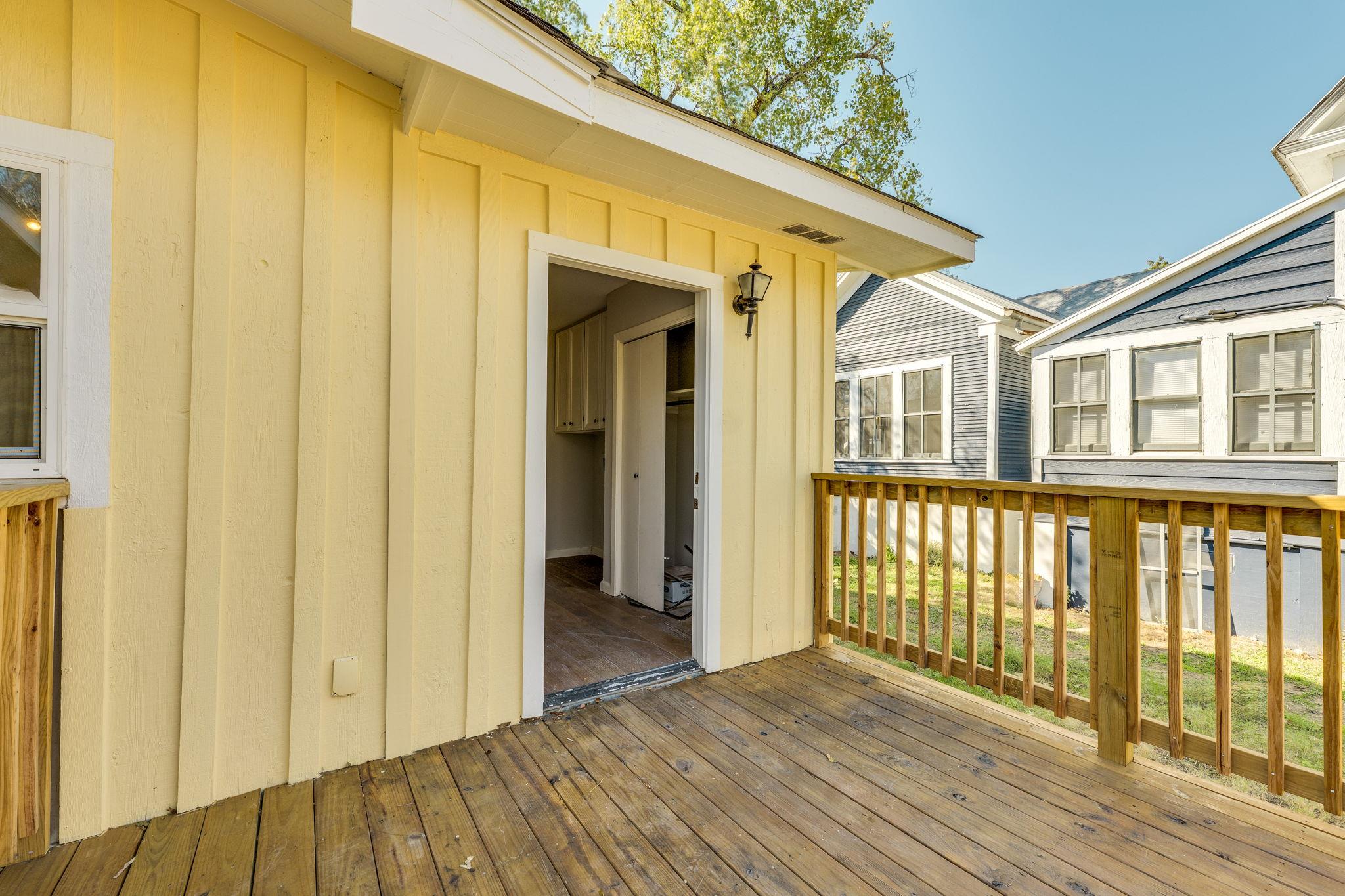 318 S Avenue C, Elgin, TX 78621