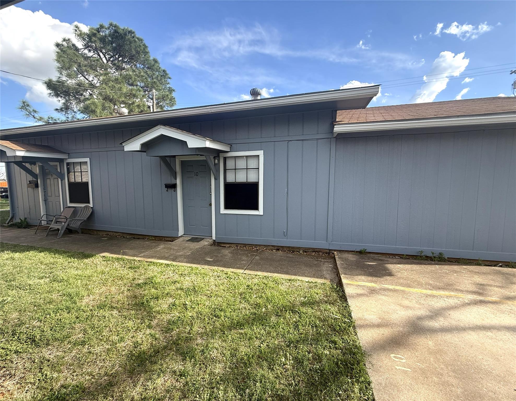 1706 W Cameron Ave, Rockdale, TX 76567
