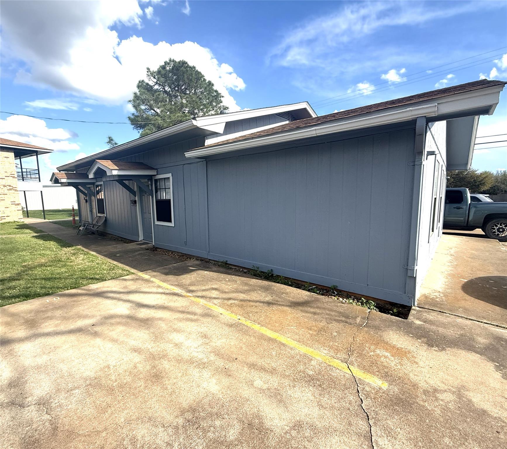 1706 W Cameron Ave, Rockdale, TX 76567