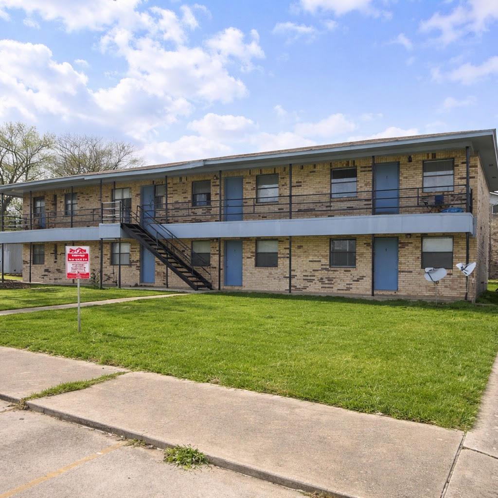 1706 W Cameron Ave, Rockdale, TX 76567