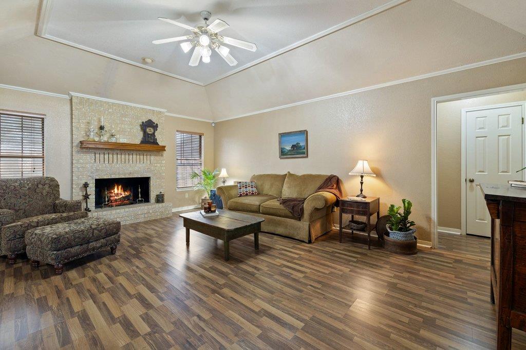 307 Cherrywood Cir, Taylor, TX 76574