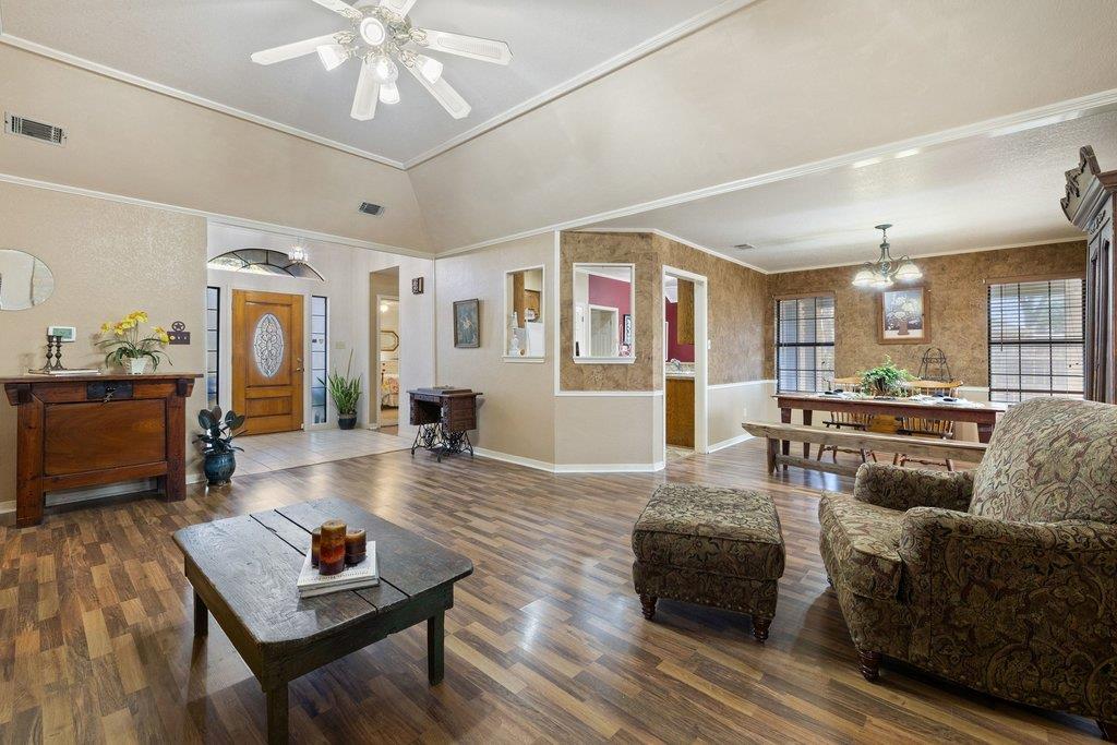 307 Cherrywood Cir, Taylor, TX 76574