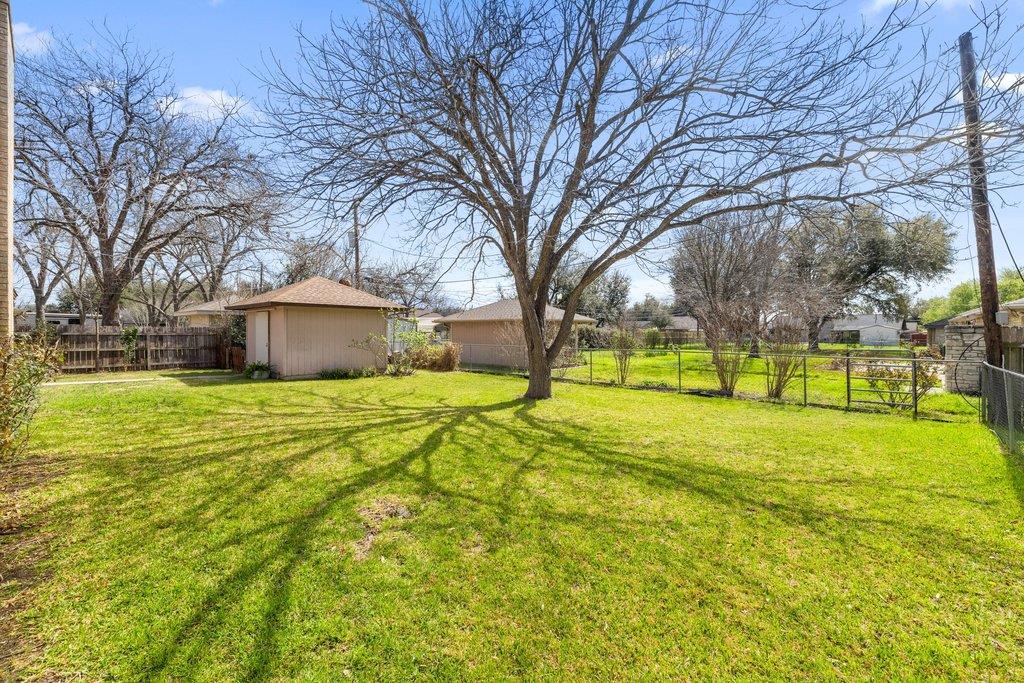 307 Cherrywood Cir, Taylor, TX 76574