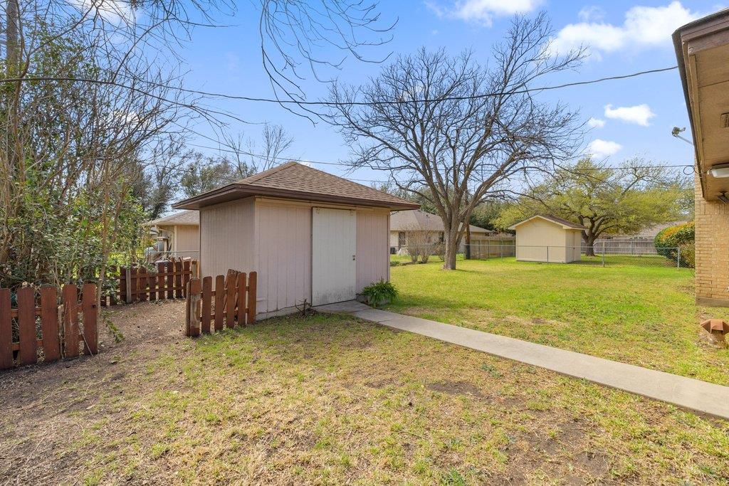 307 Cherrywood Cir, Taylor, TX 76574