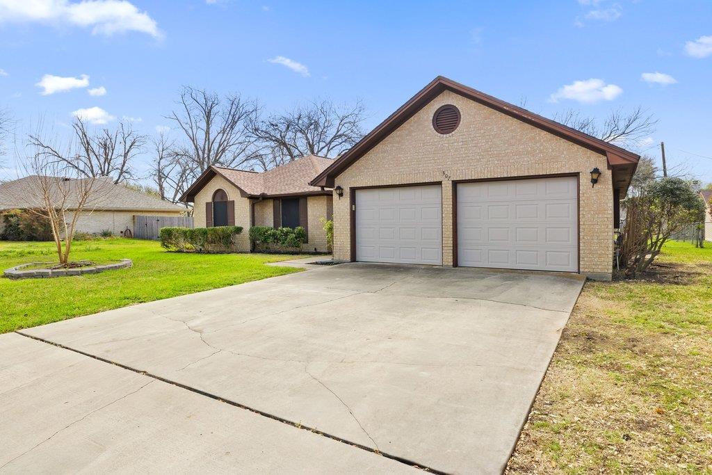 307 Cherrywood Cir, Taylor, TX 76574
