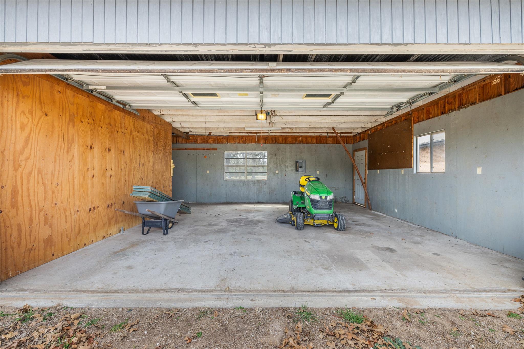 1196 Sherrill Ln, Lexington, TX 78947