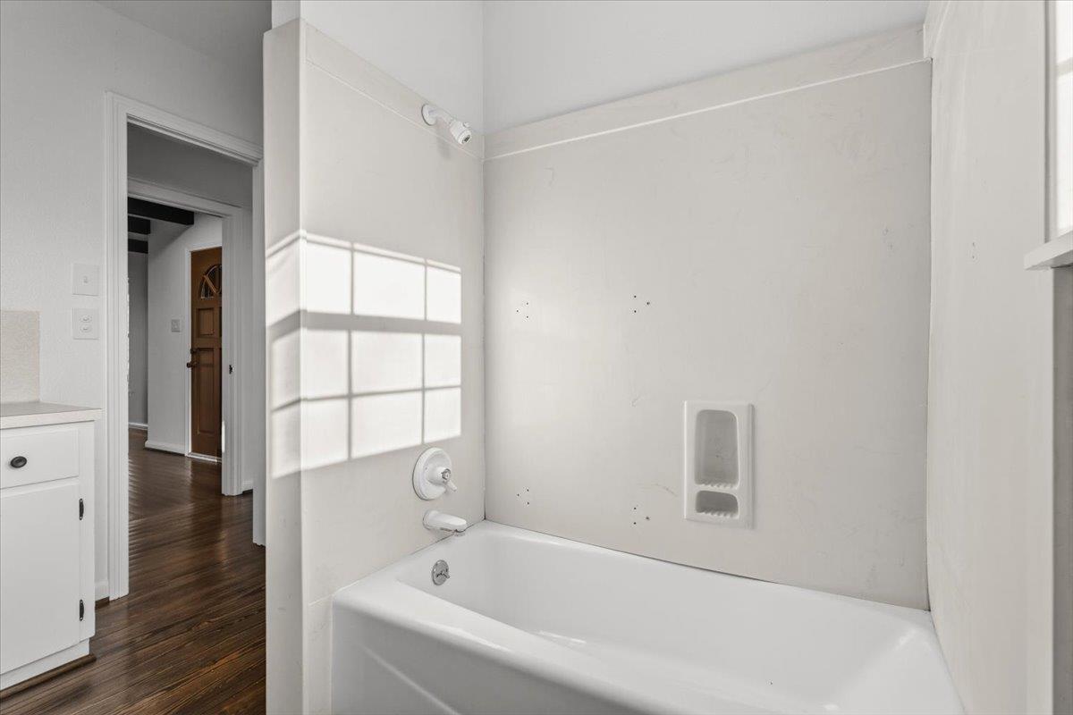 927 E Walnut St, La Grange, TX 78945