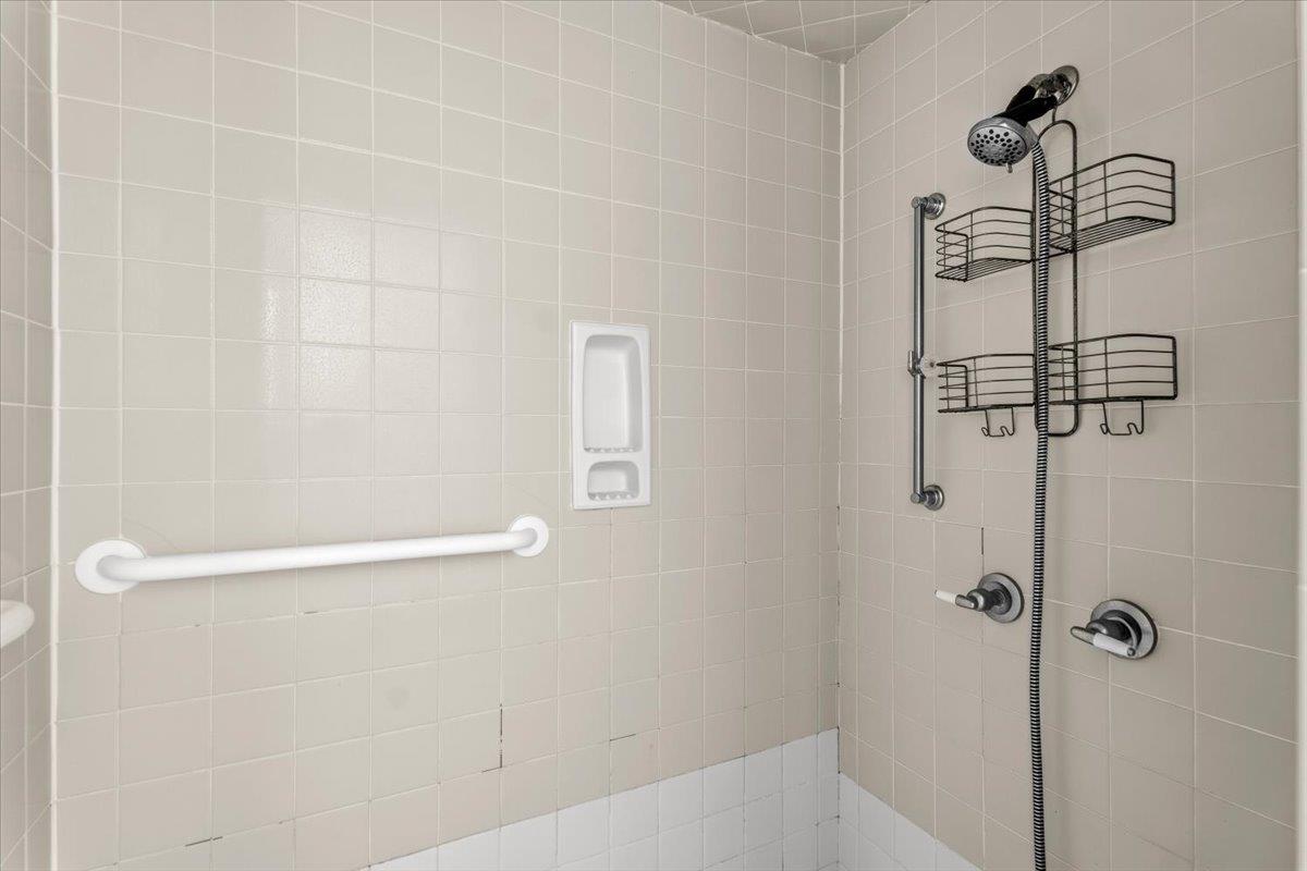 927 E Walnut St, La Grange, TX 78945