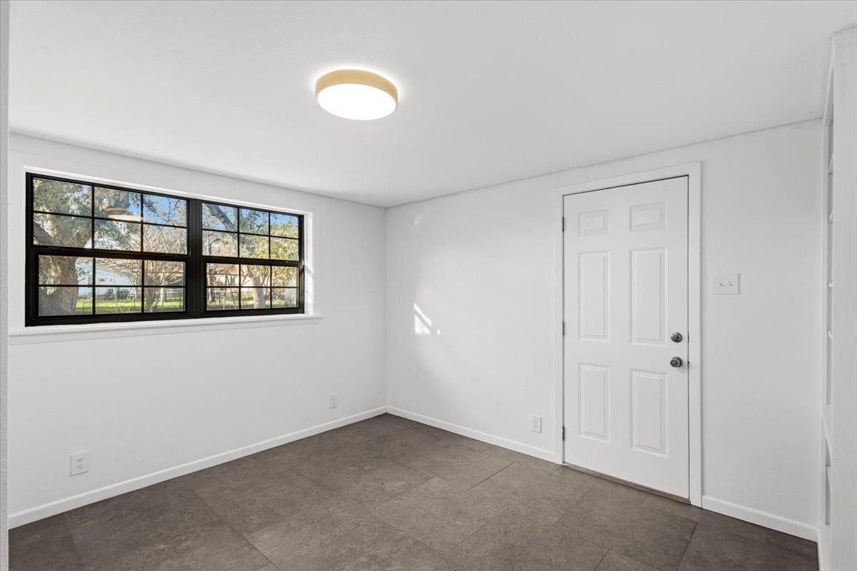 927 E Walnut St, La Grange, TX 78945