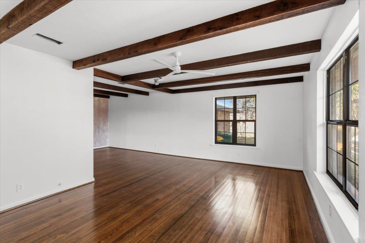 927 E Walnut St, La Grange, TX 78945