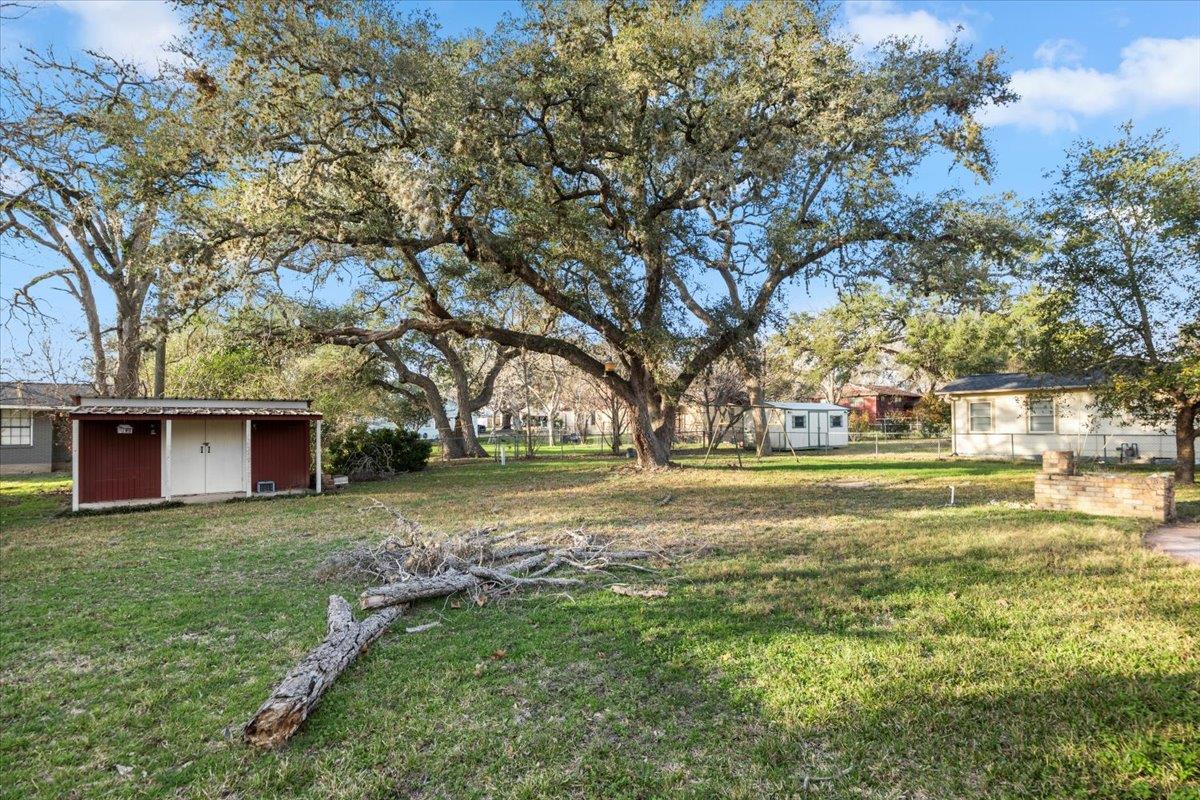 927 E Walnut St, La Grange, TX 78945
