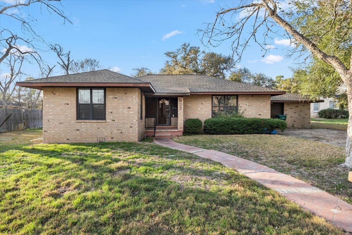 927 E Walnut St, La Grange, TX 78945