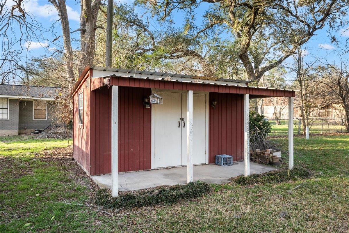 927 E Walnut St, La Grange, TX 78945
