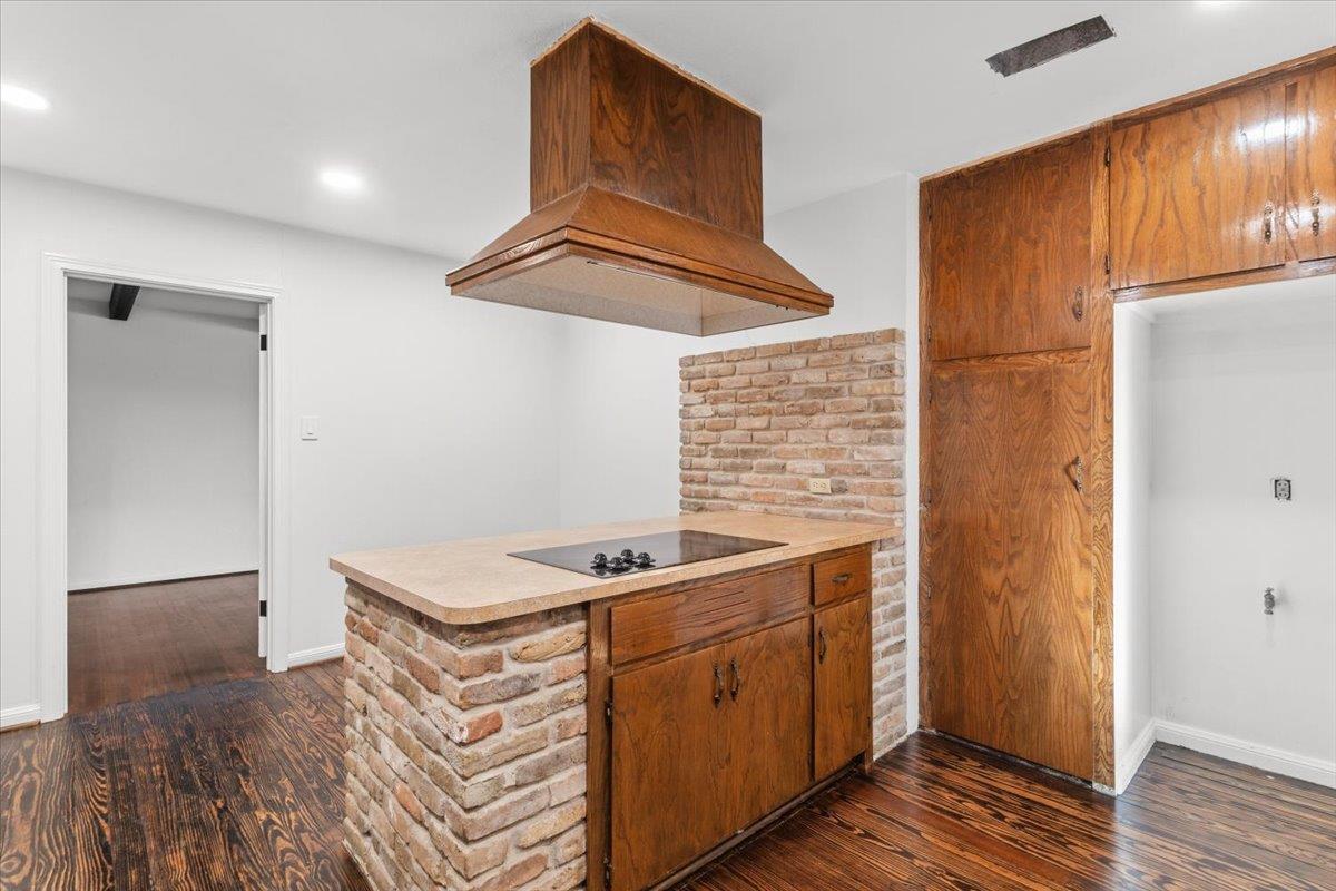 927 E Walnut St, La Grange, TX 78945