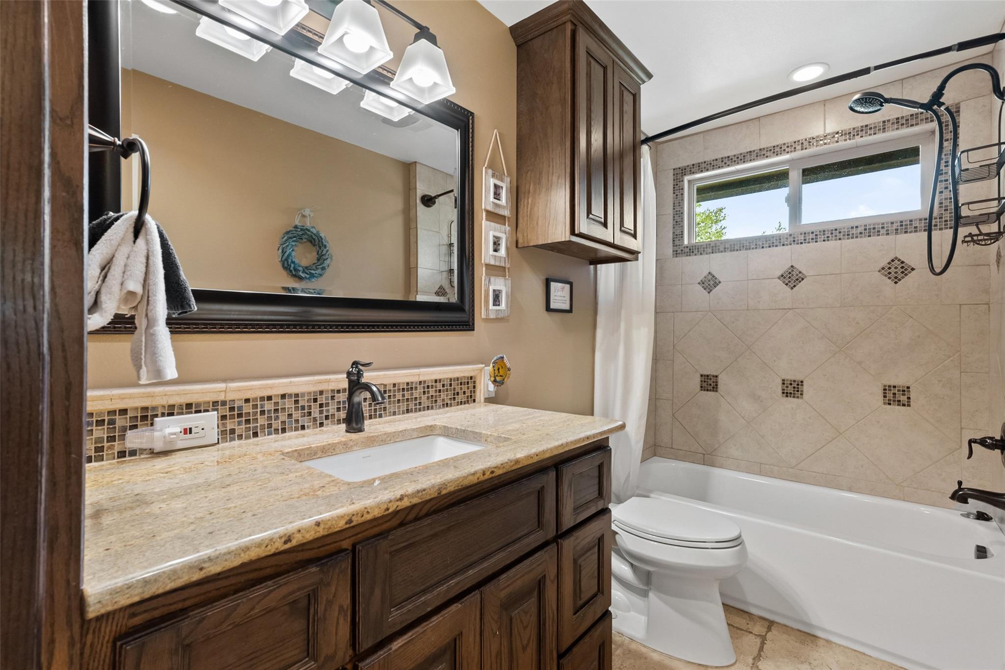 259 Oak Hideaway Dr, Canyon Lake, TX 78133