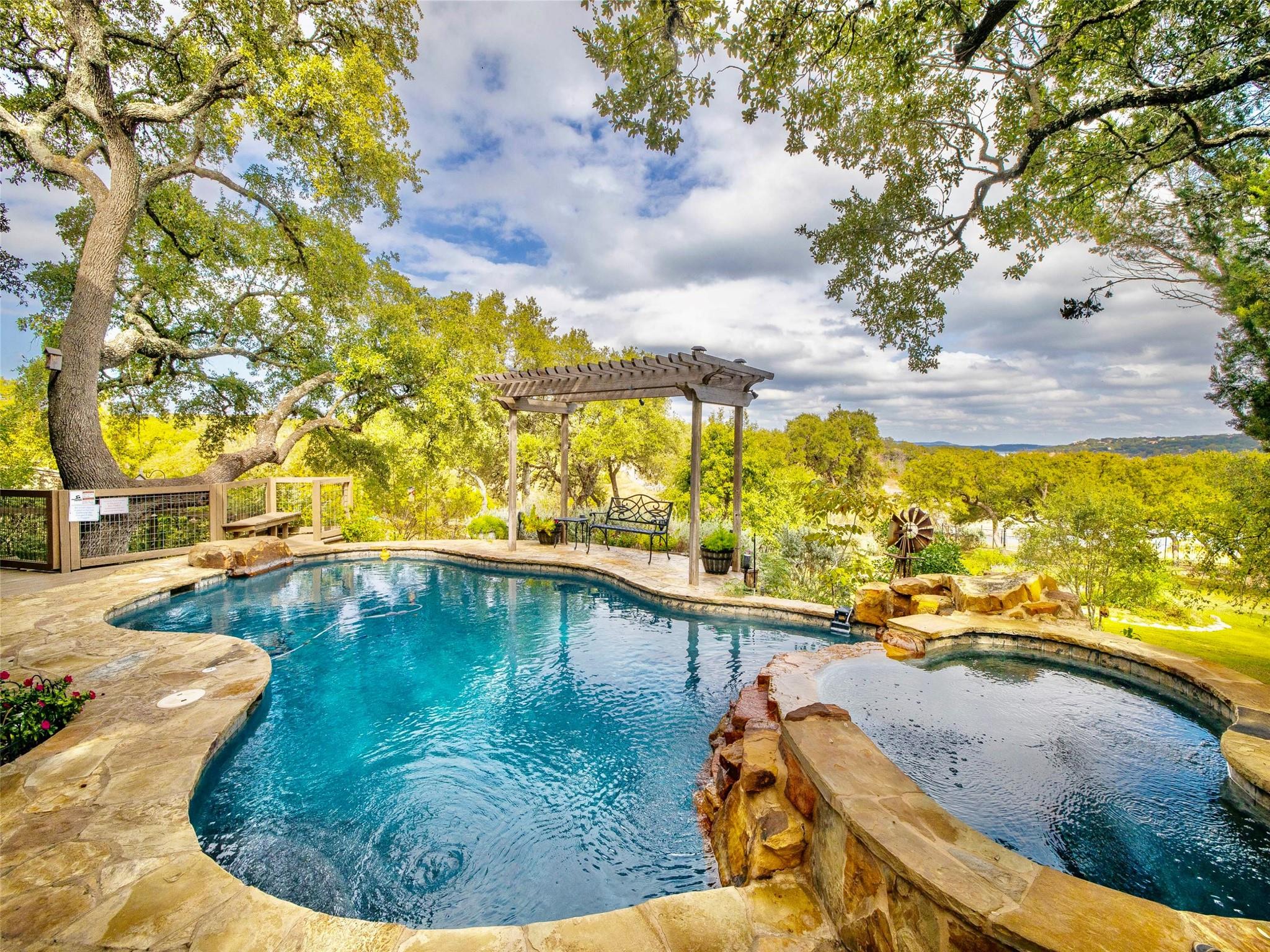259 Oak Hideaway Dr, Canyon Lake, TX 78133
