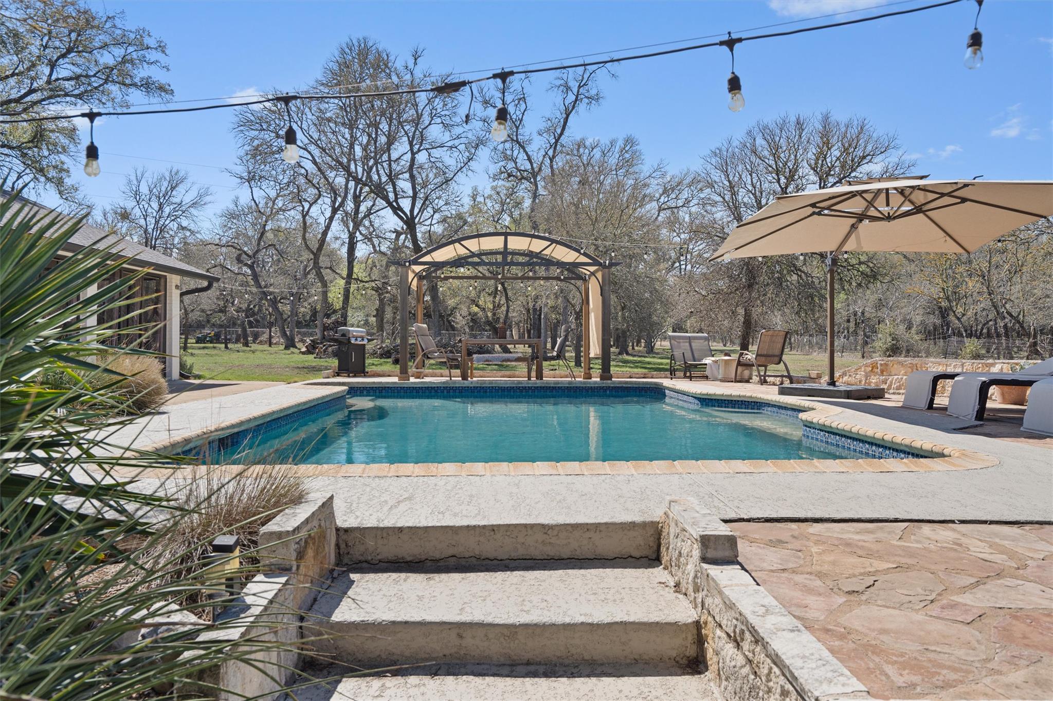 336 Live Oak Dr, Mountain City, TX 78610