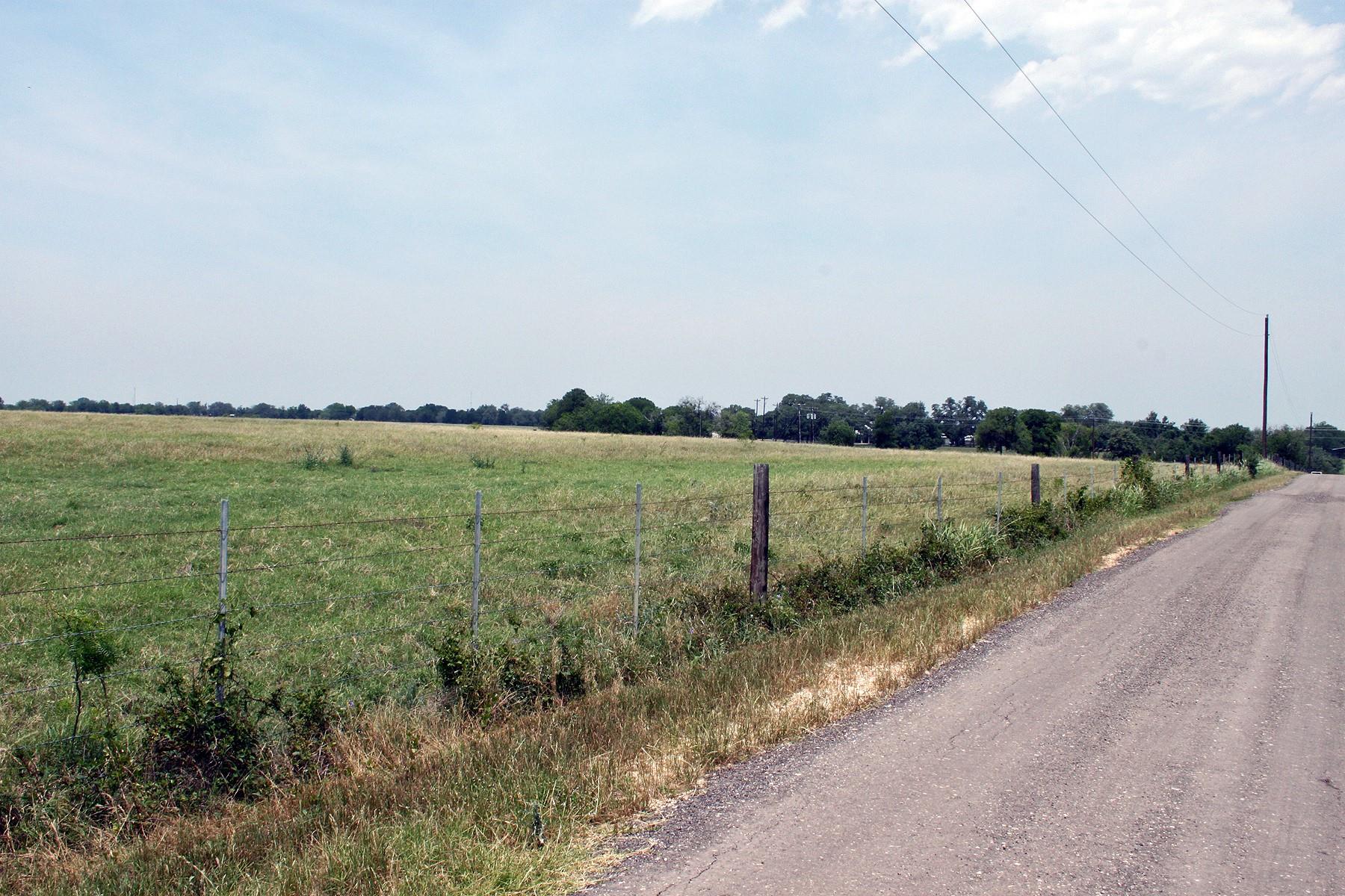 319 R C Ln, Lockhart, TX 78644