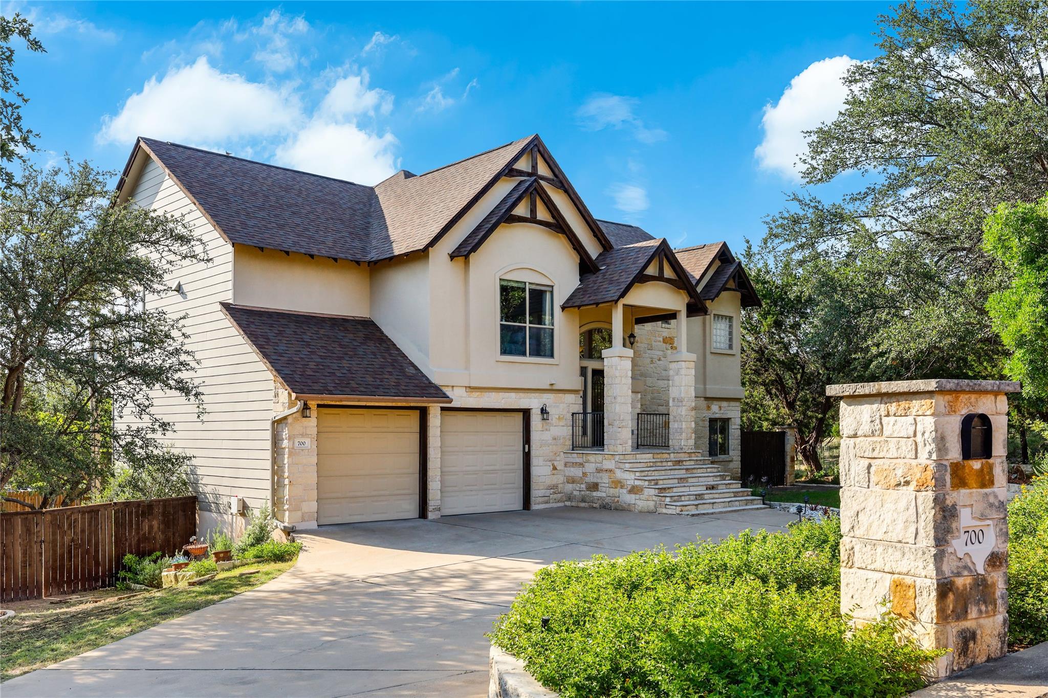 700 Augusta Cir N, Point Venture, TX 78645