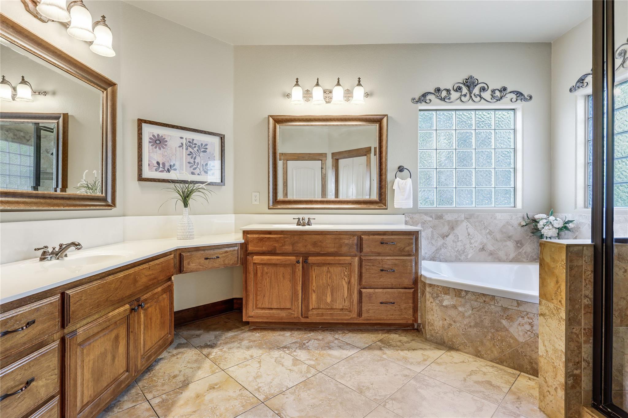 700 Augusta Cir N, Point Venture, TX 78645