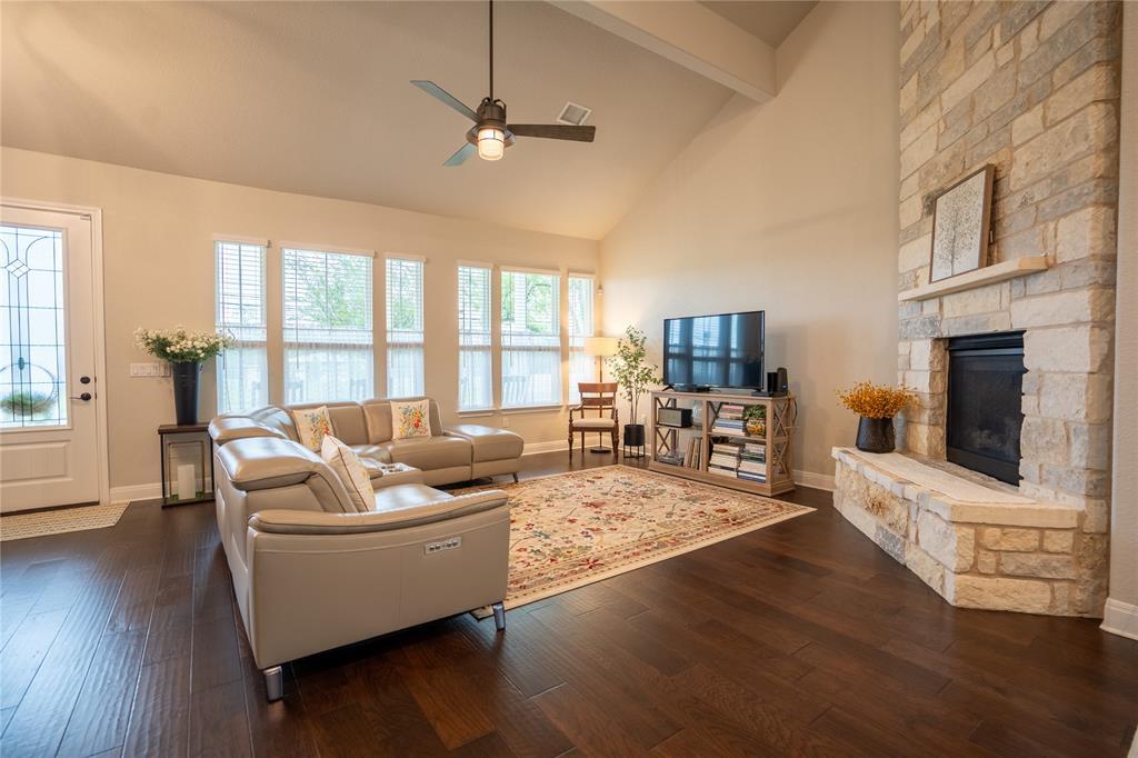 1215 Davis St, Taylor, TX 76574