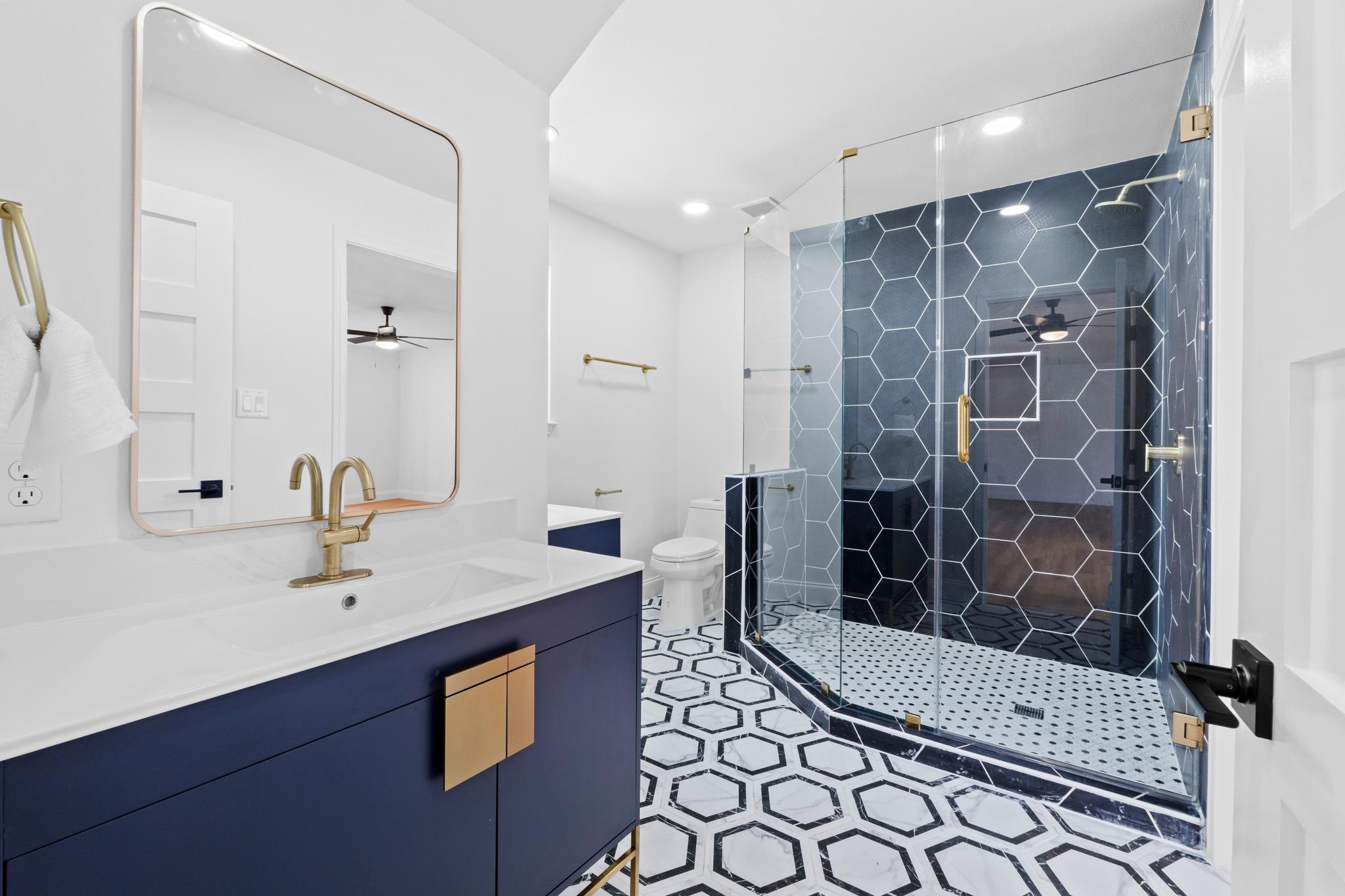 18702 Lakeland Dr, Point Venture, TX 78645