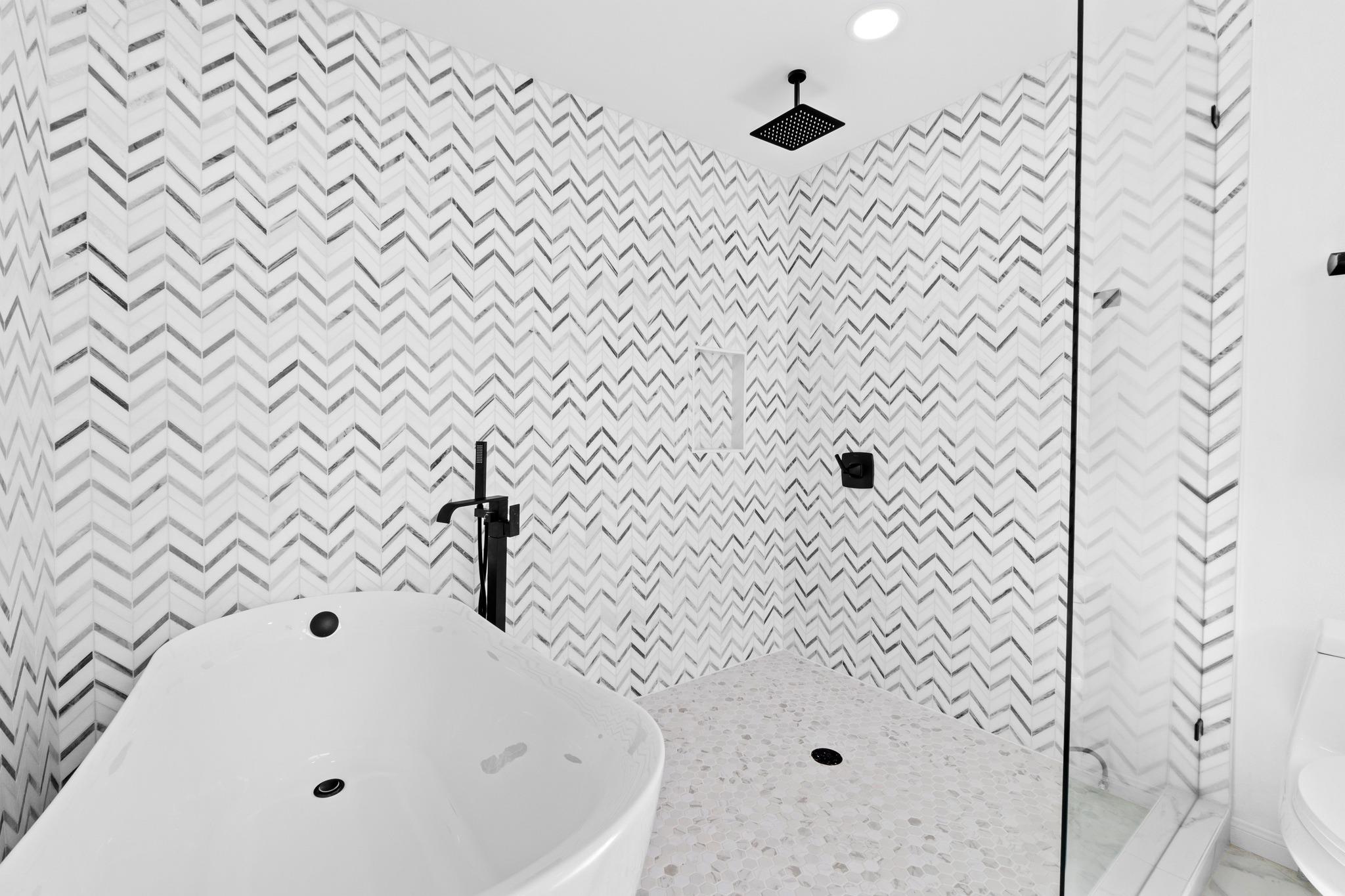 18702 Lakeland Dr, Point Venture, TX 78645