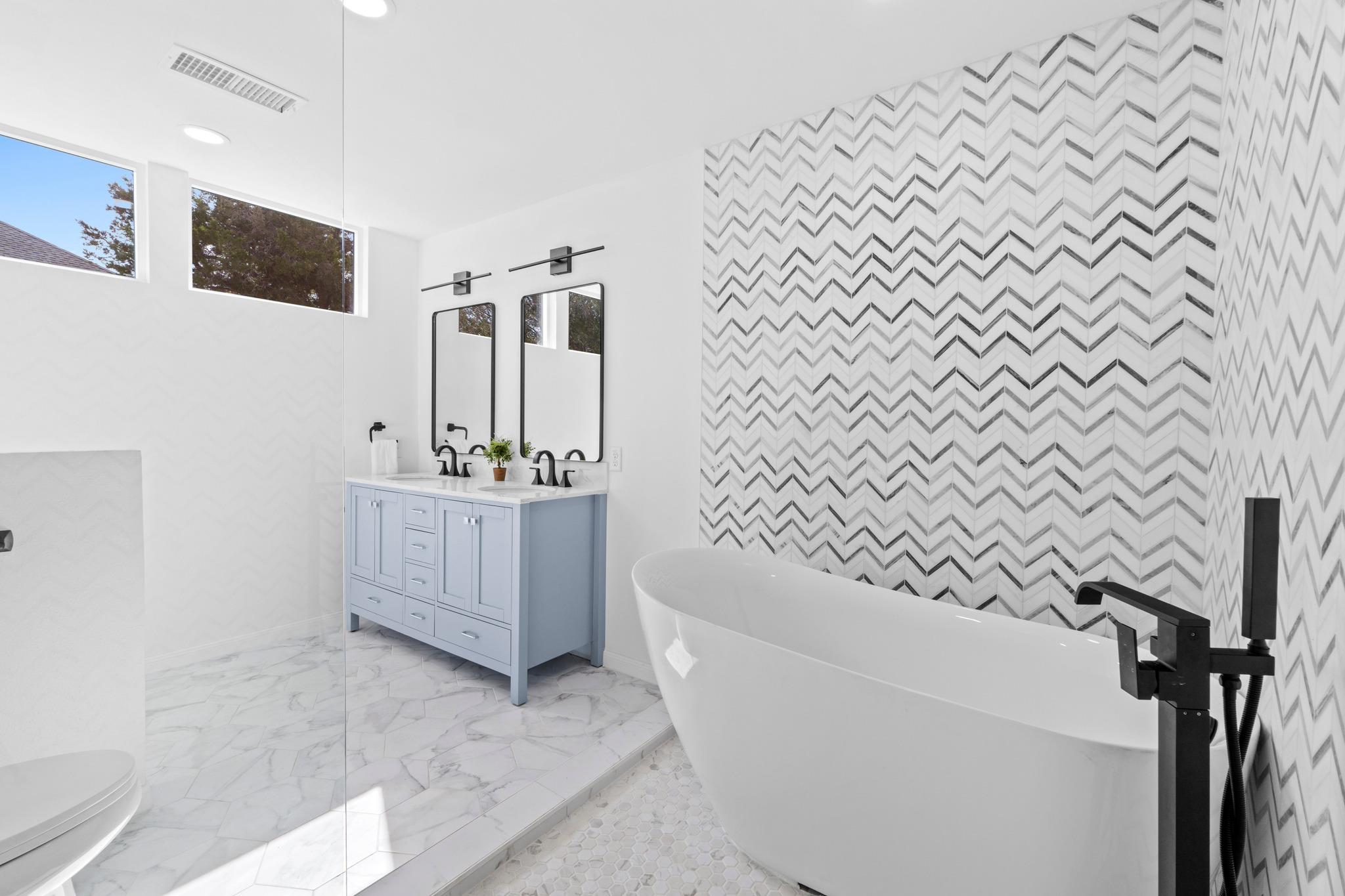 18702 Lakeland Dr, Point Venture, TX 78645