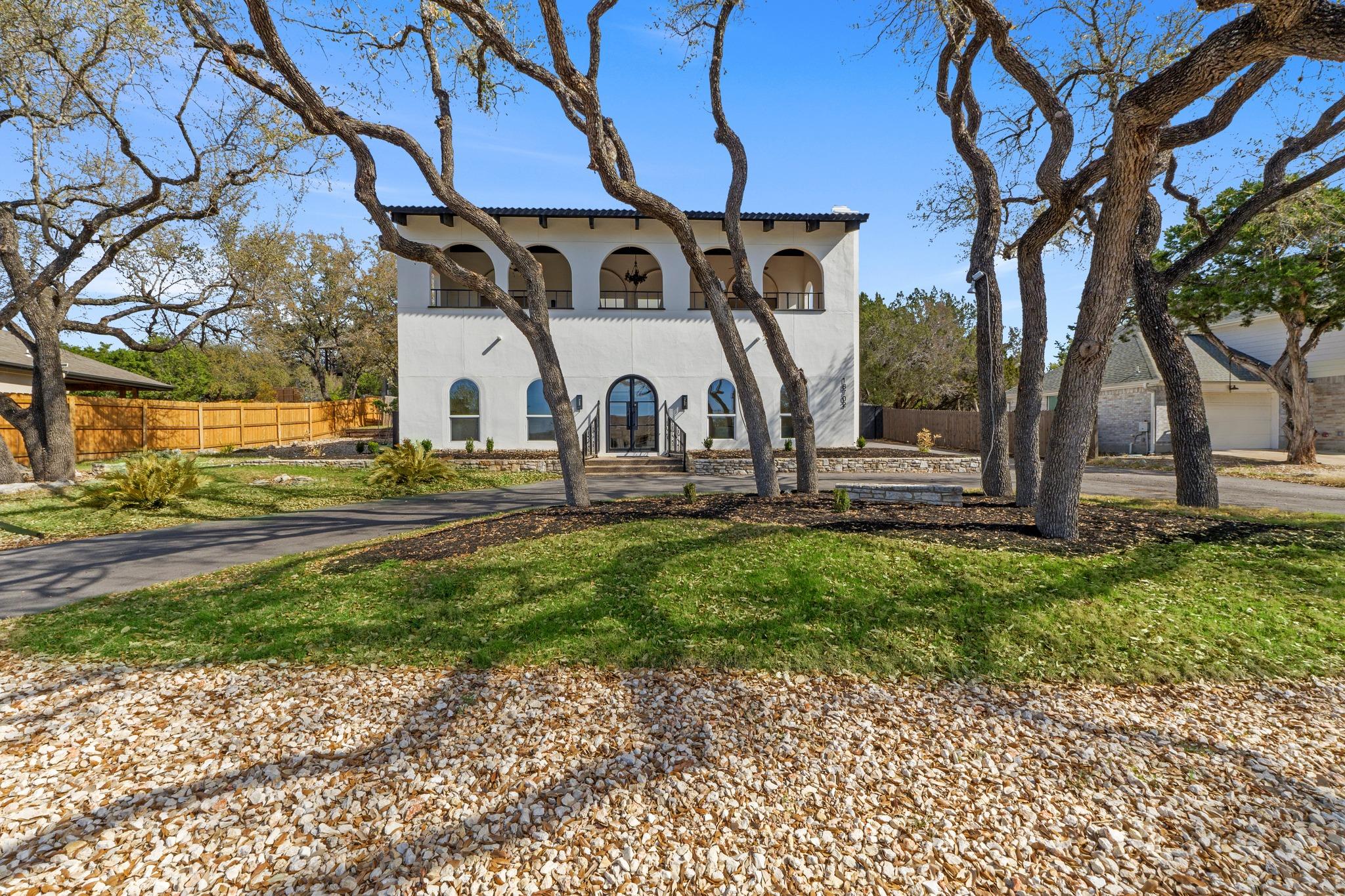 18702 Lakeland Dr, Point Venture, TX 78645