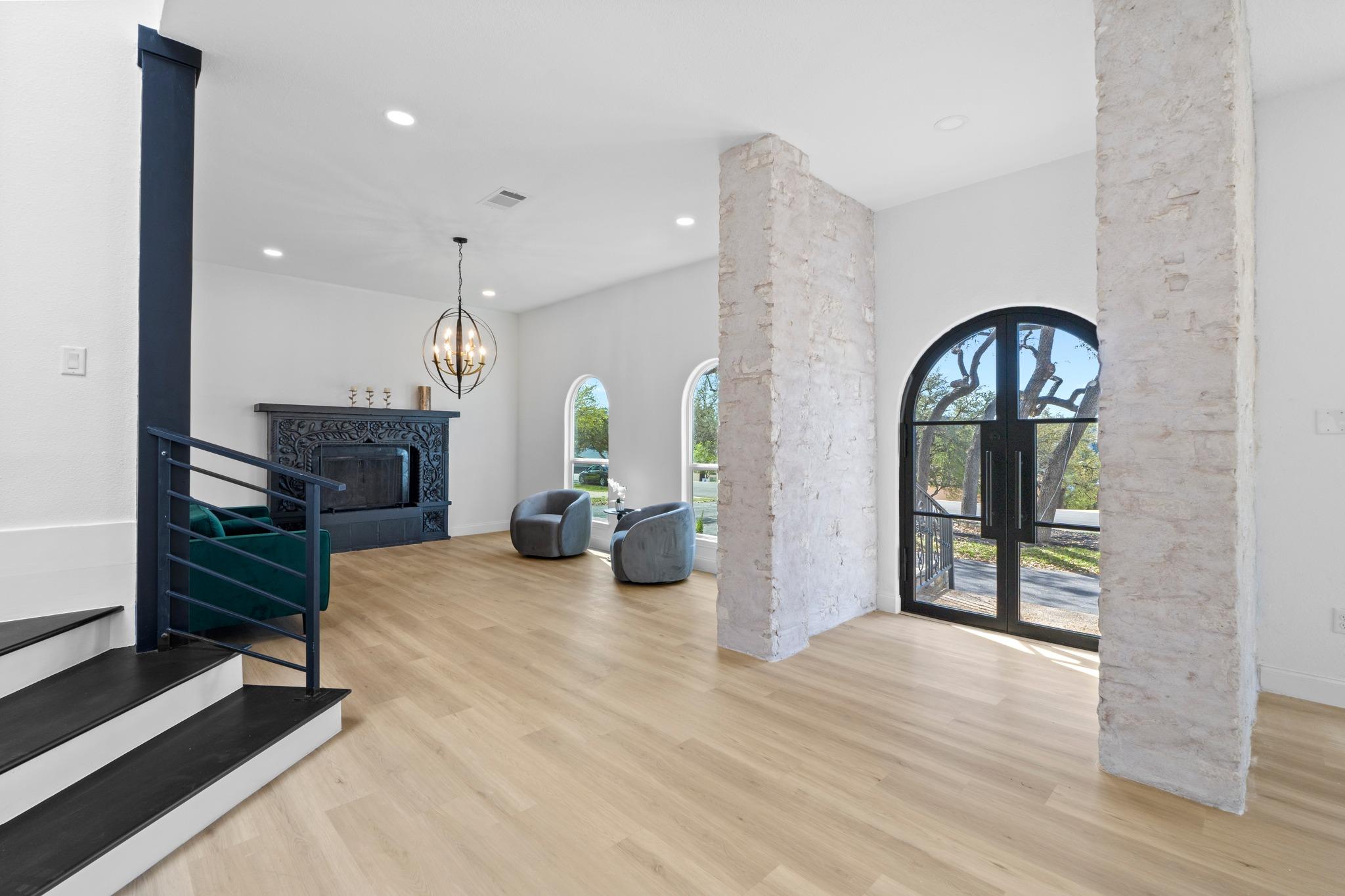 18702 Lakeland Dr, Point Venture, TX 78645