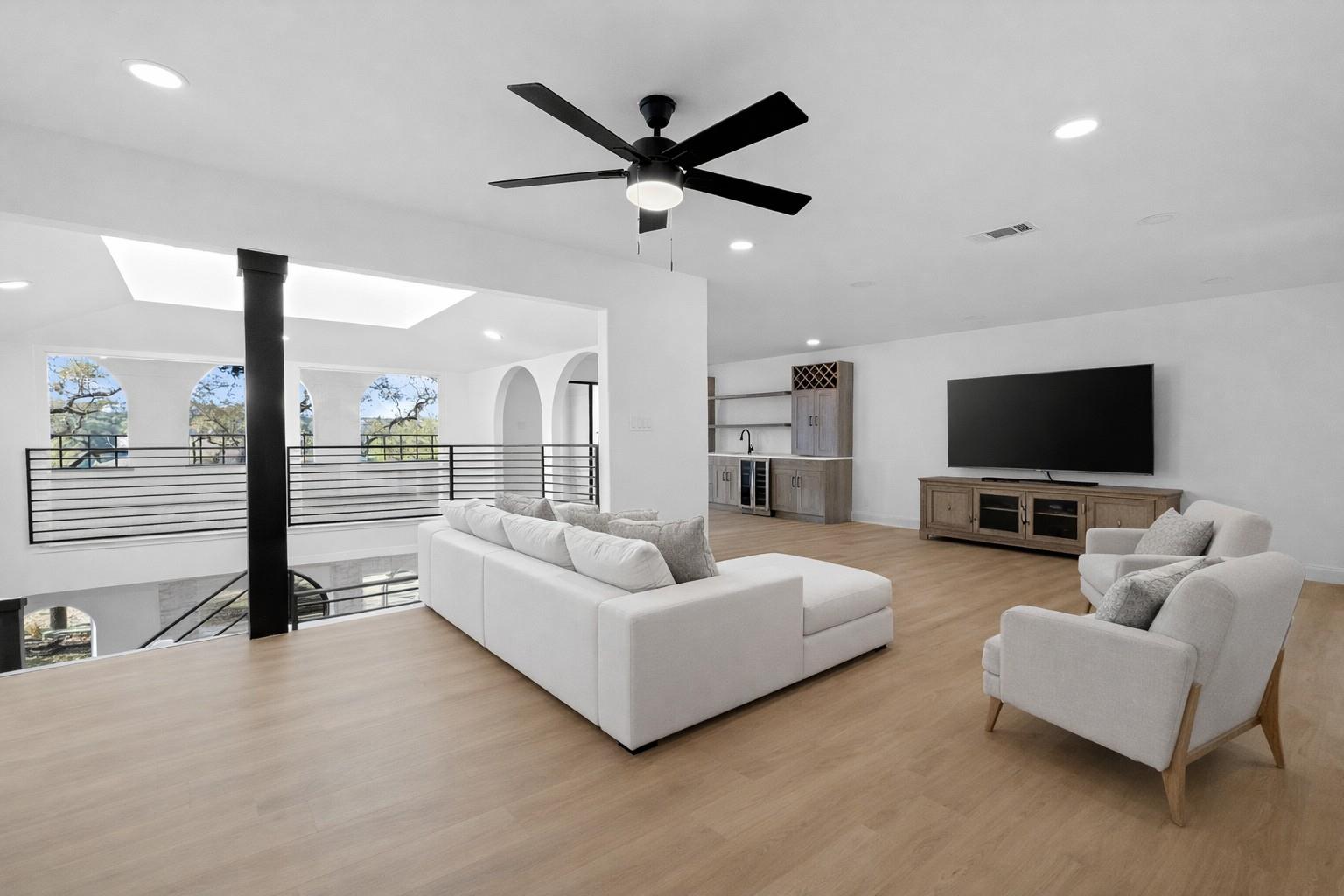 18702 Lakeland Dr, Point Venture, TX 78645