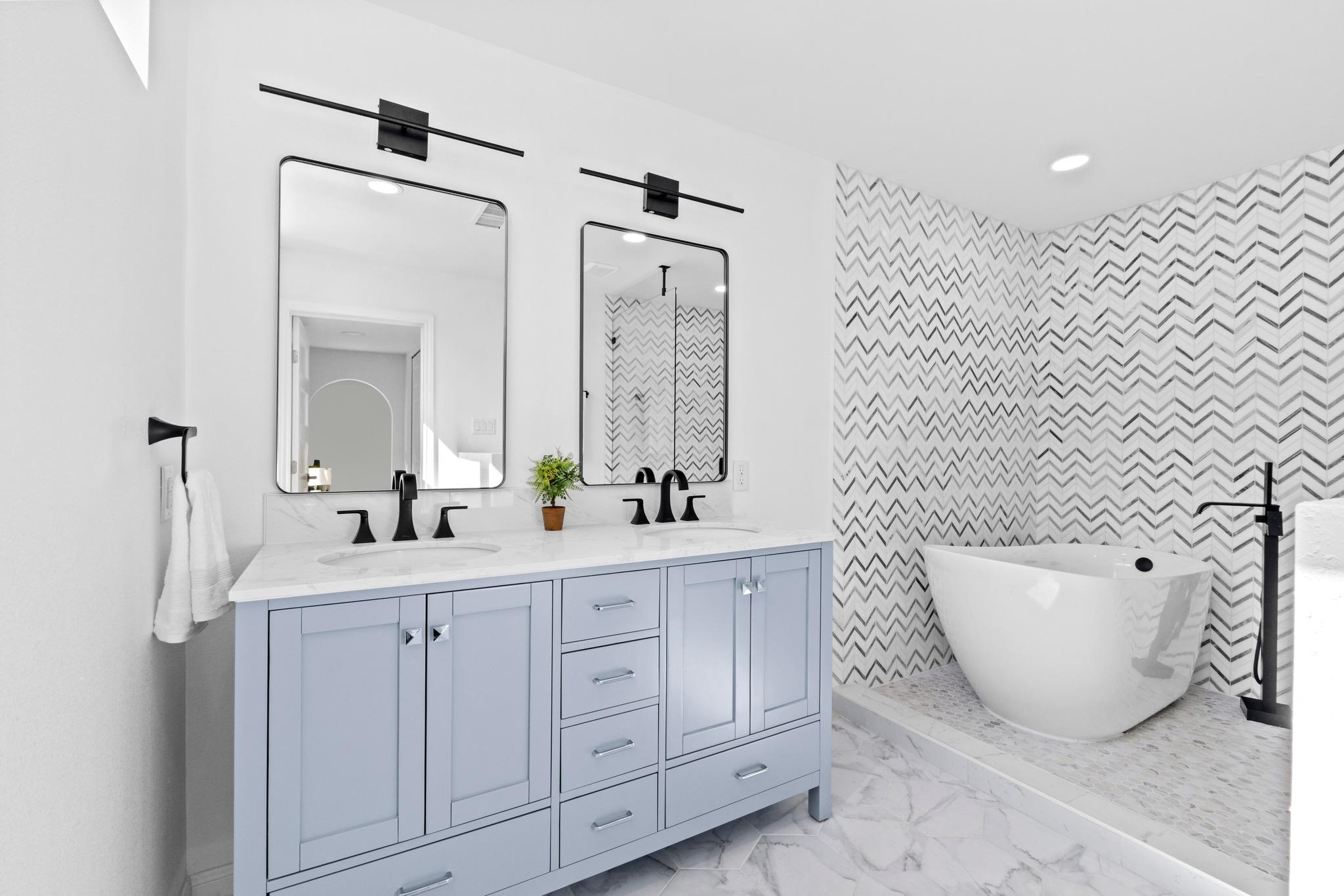 18702 Lakeland Dr, Point Venture, TX 78645