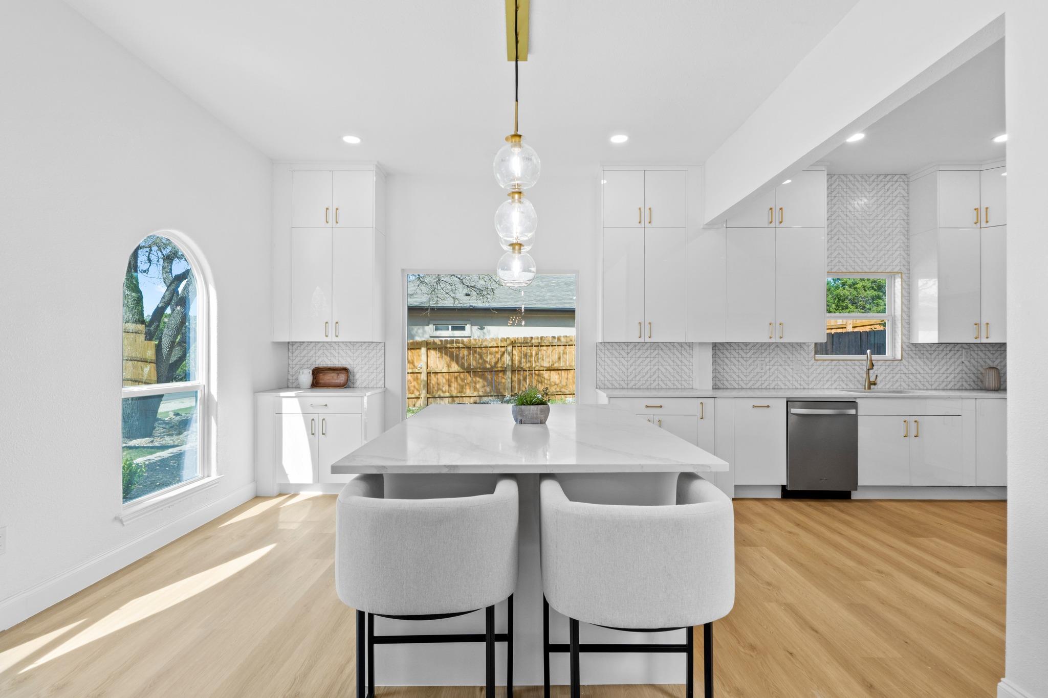 18702 Lakeland Dr, Point Venture, TX 78645