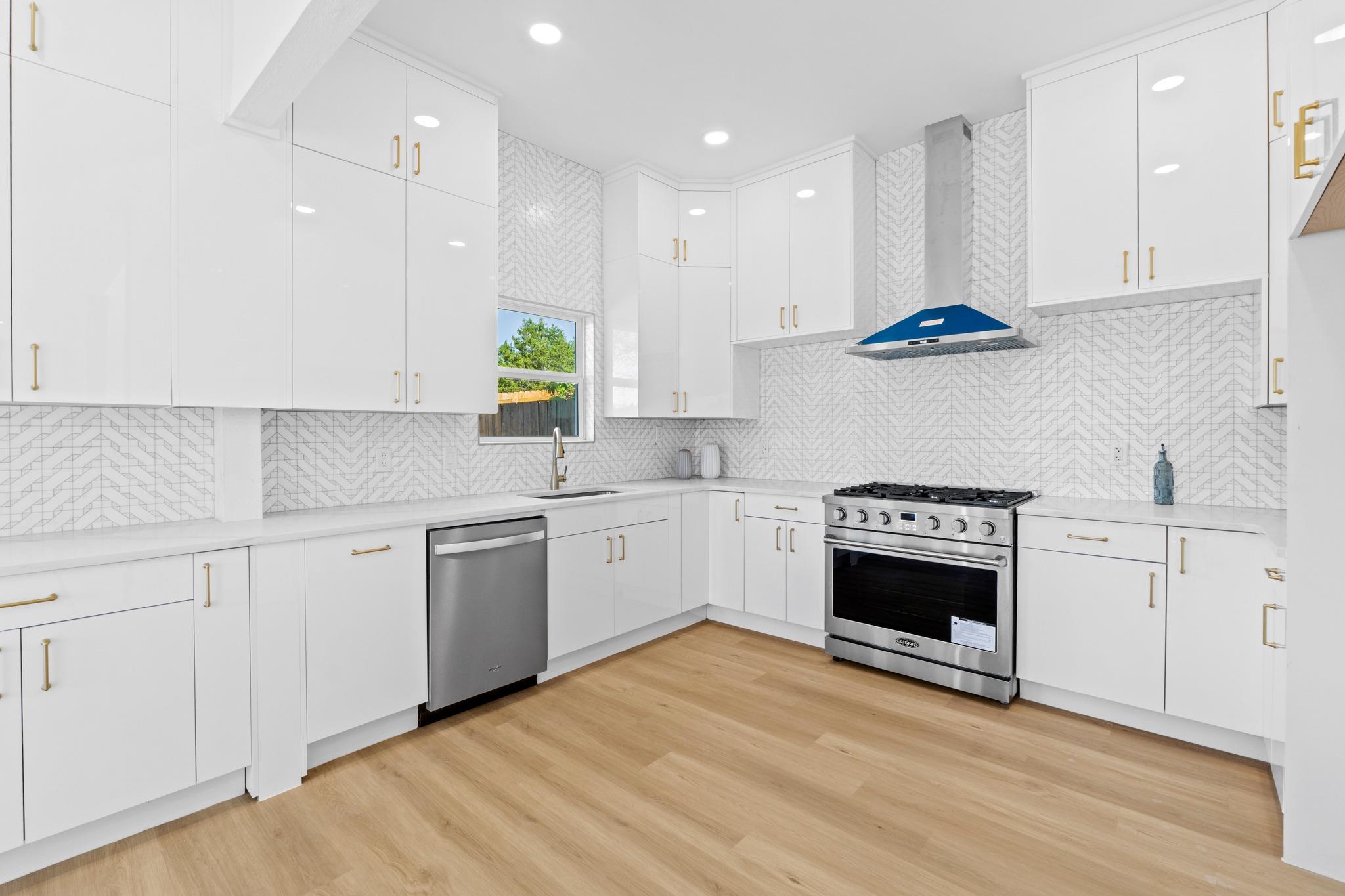 18702 Lakeland Dr, Point Venture, TX 78645