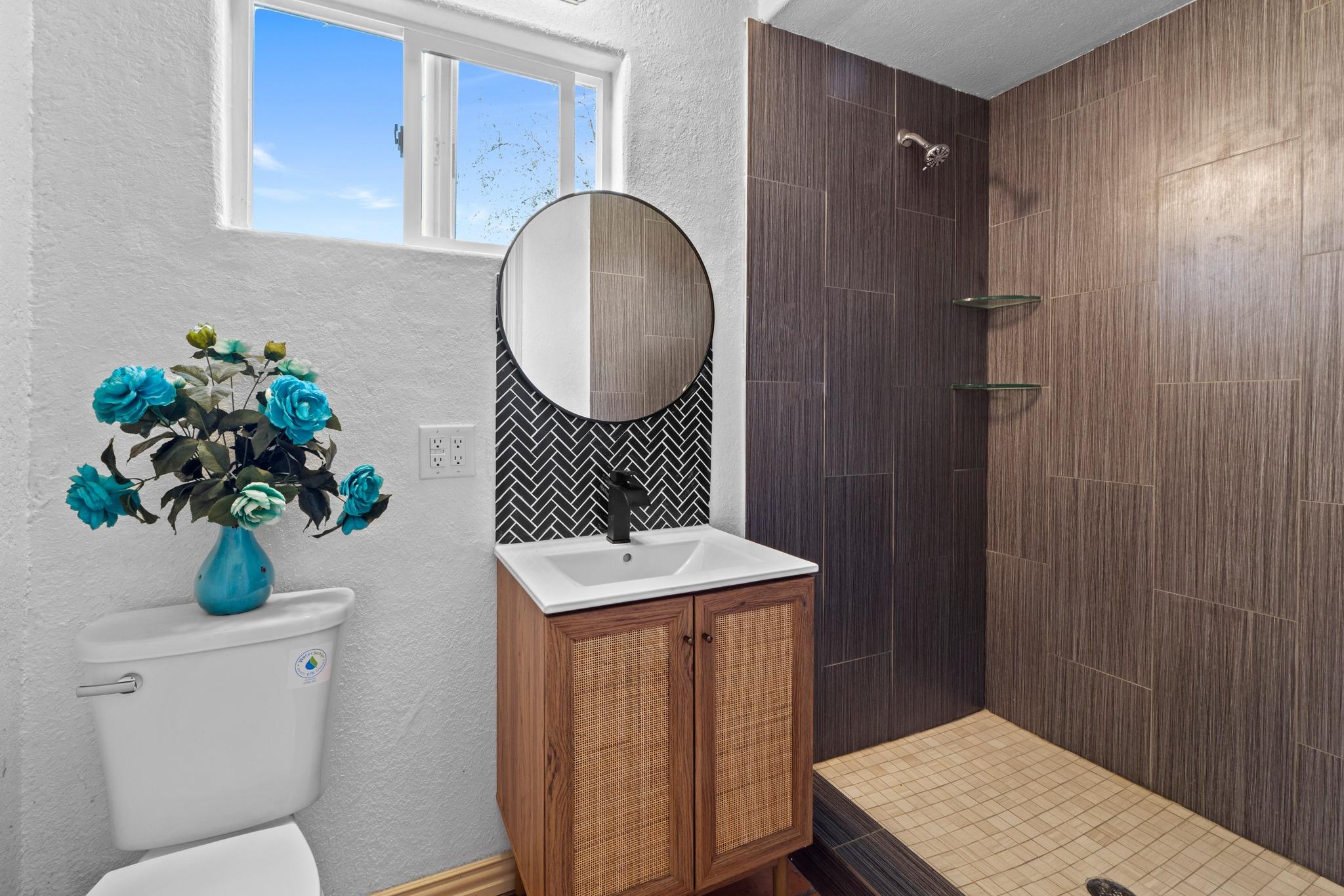 18702 Lakeland Dr, Point Venture, TX 78645