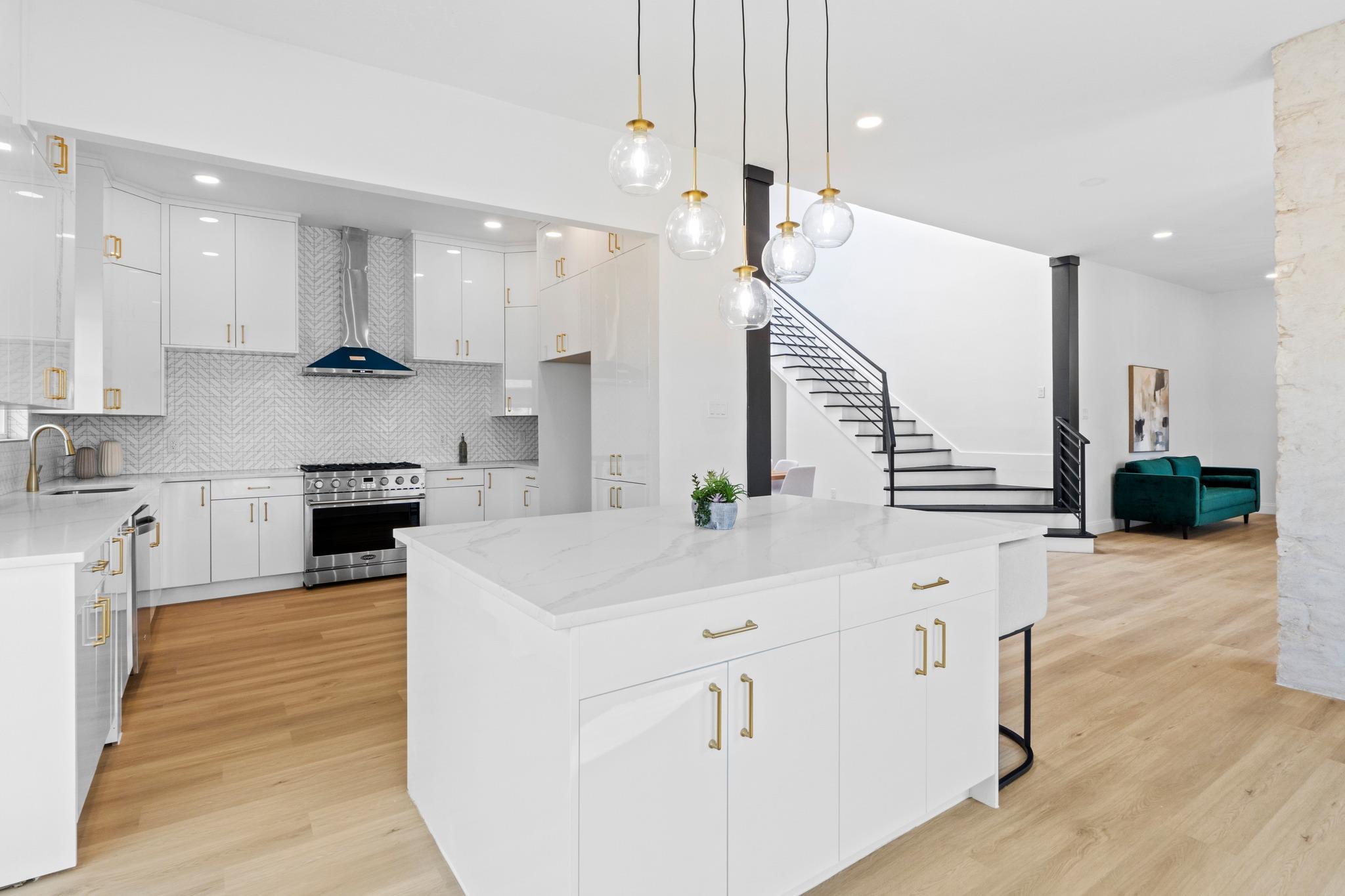 18702 Lakeland Dr, Point Venture, TX 78645