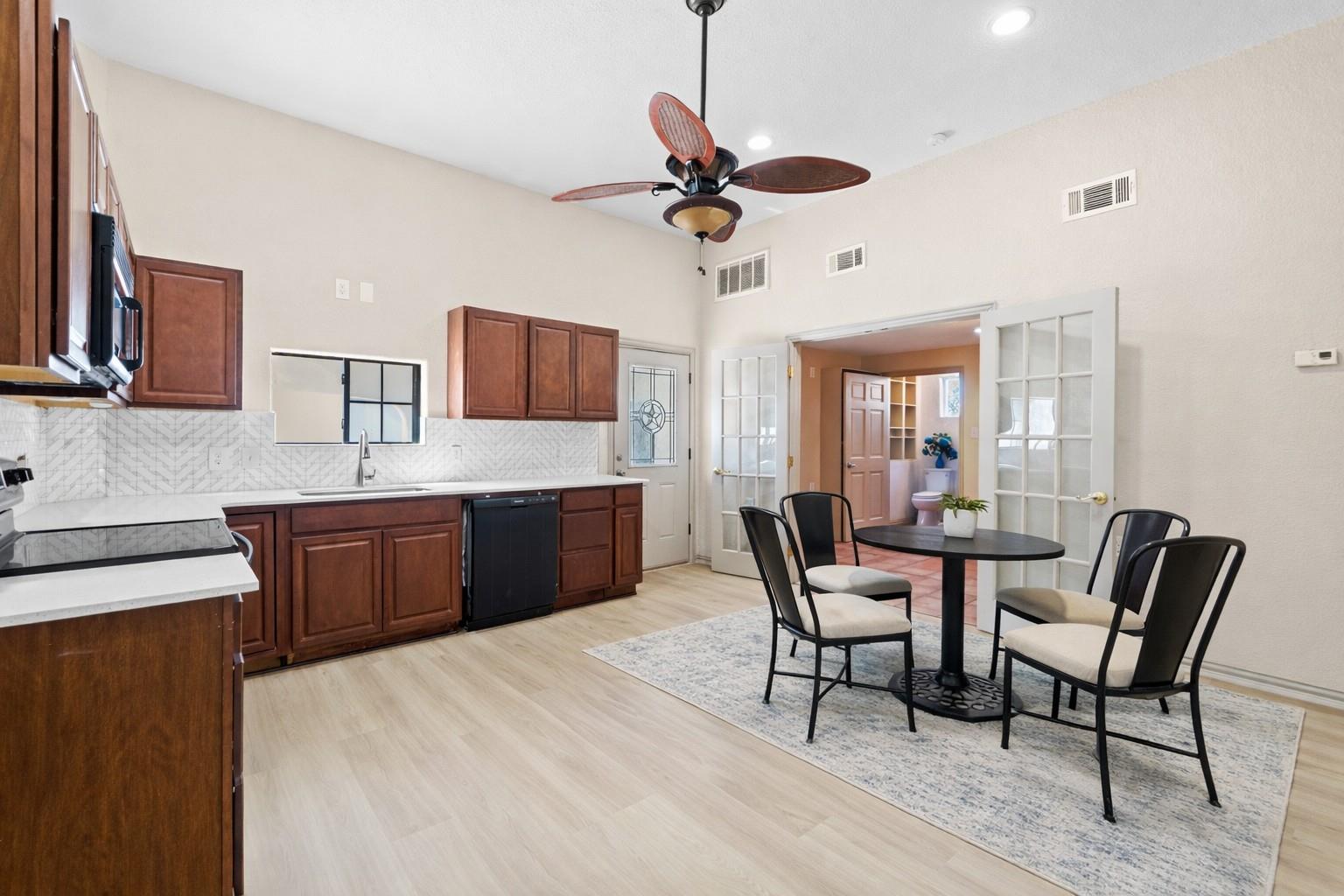 18702 Lakeland Dr, Point Venture, TX 78645