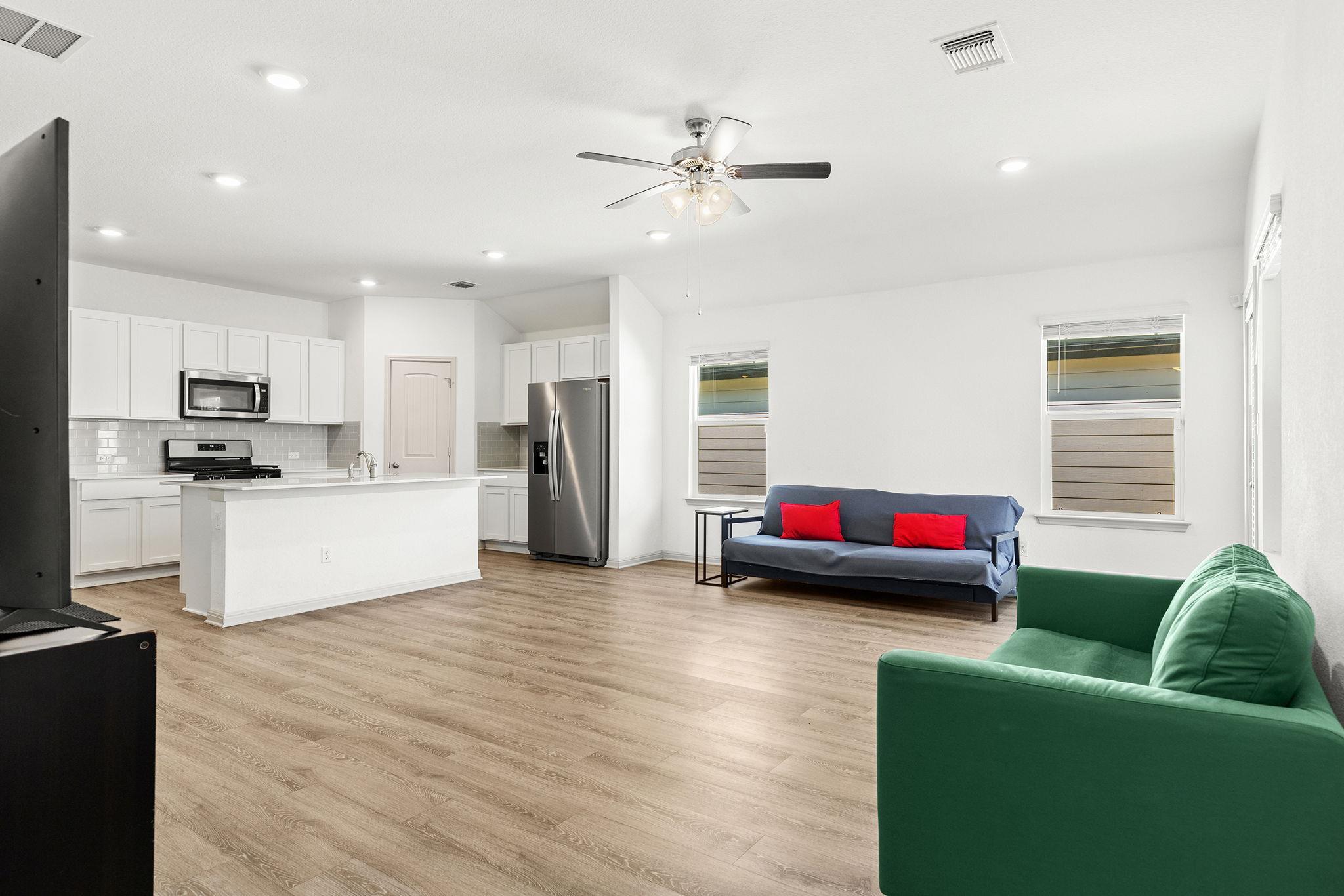 203 Mulberry Creek Ln, Hutto, TX 78634