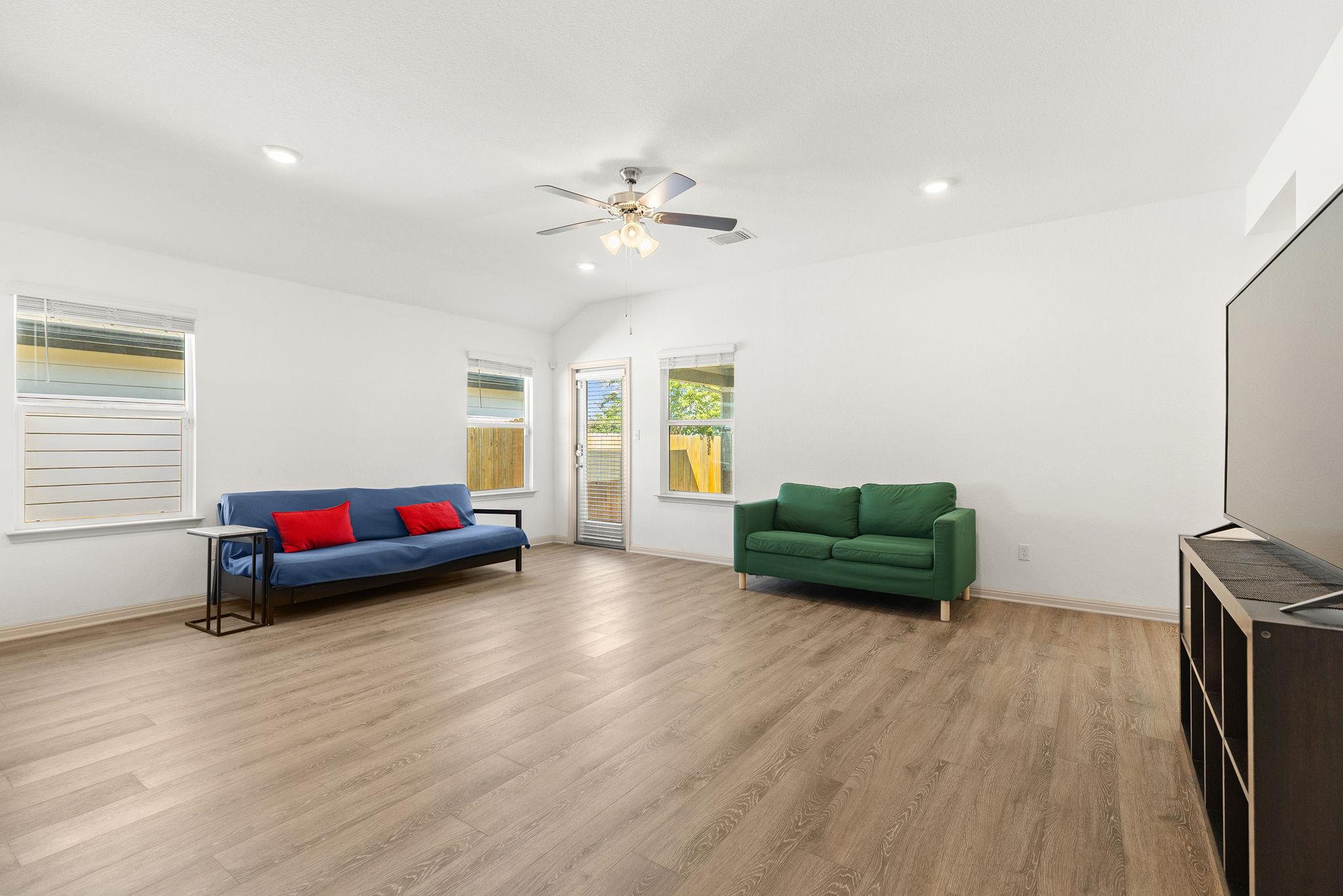 203 Mulberry Creek Ln, Hutto, TX 78634