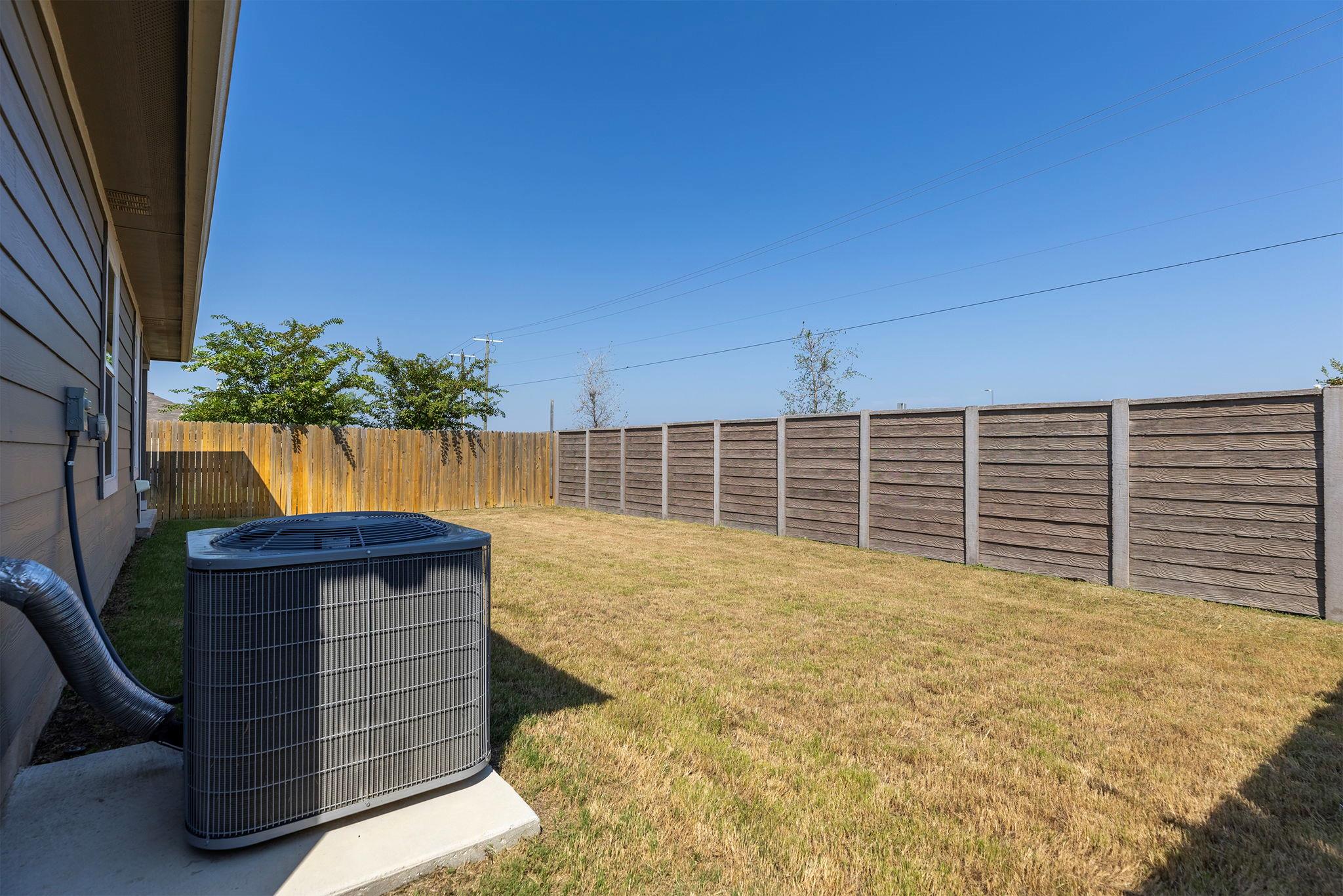 203 Mulberry Creek Ln, Hutto, TX 78634