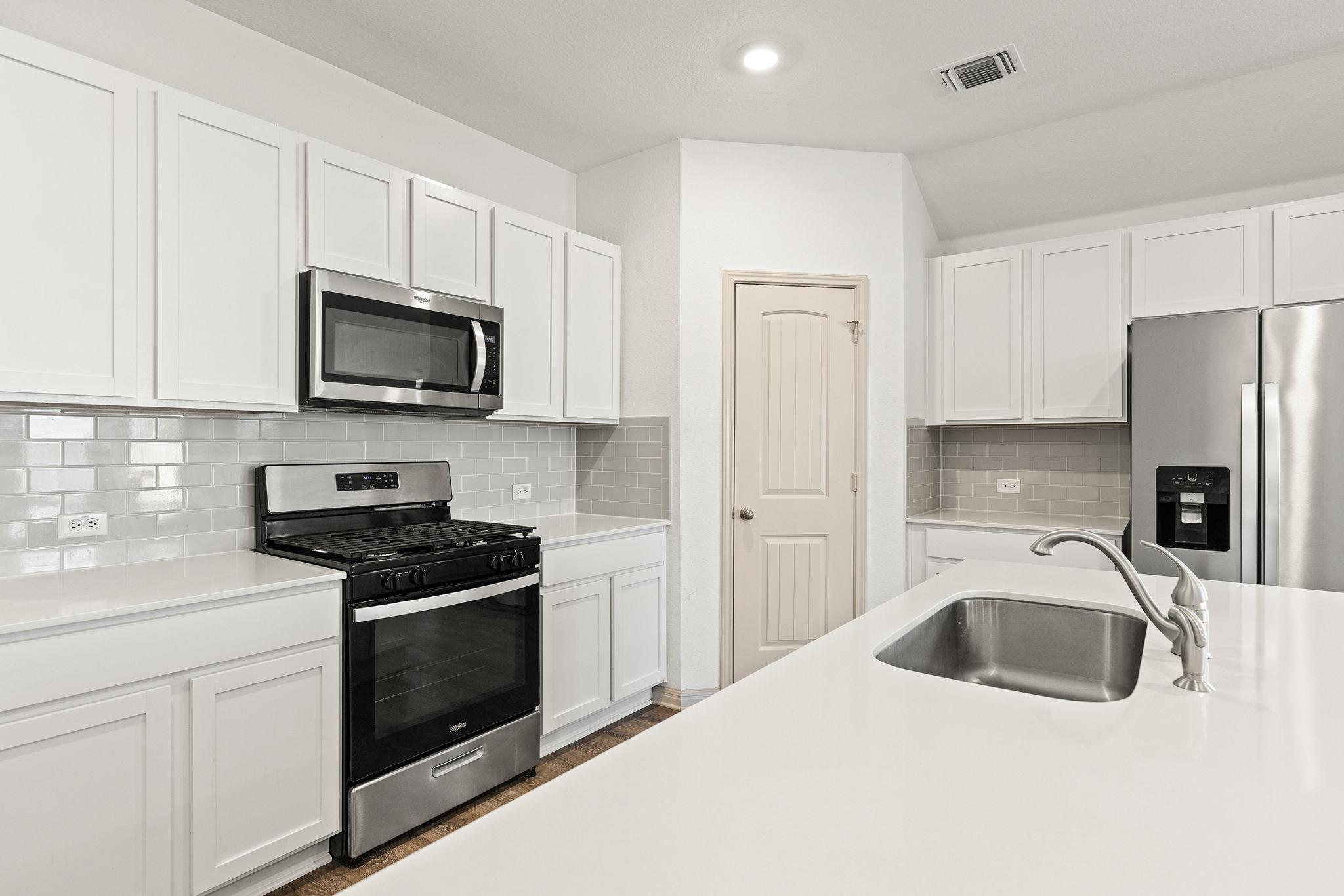 203 Mulberry Creek Ln, Hutto, TX 78634