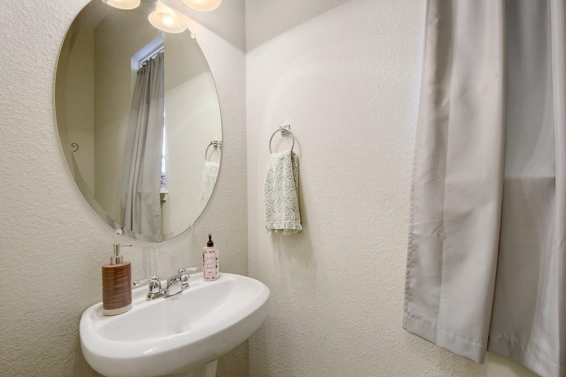 5321 Daimler Dr, Austin, TX 78744