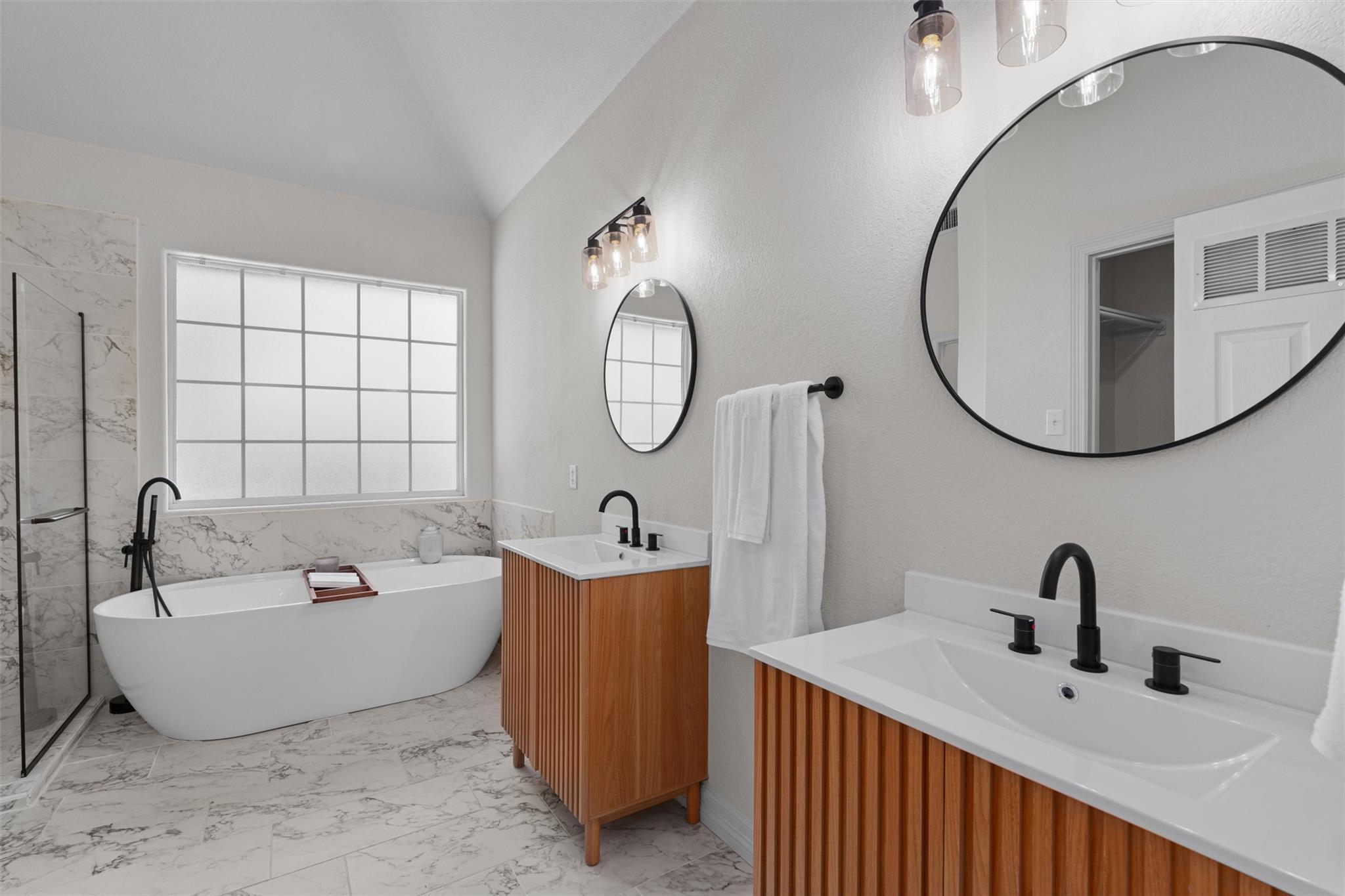 312 Country Club Dr, La Grange, TX 78945